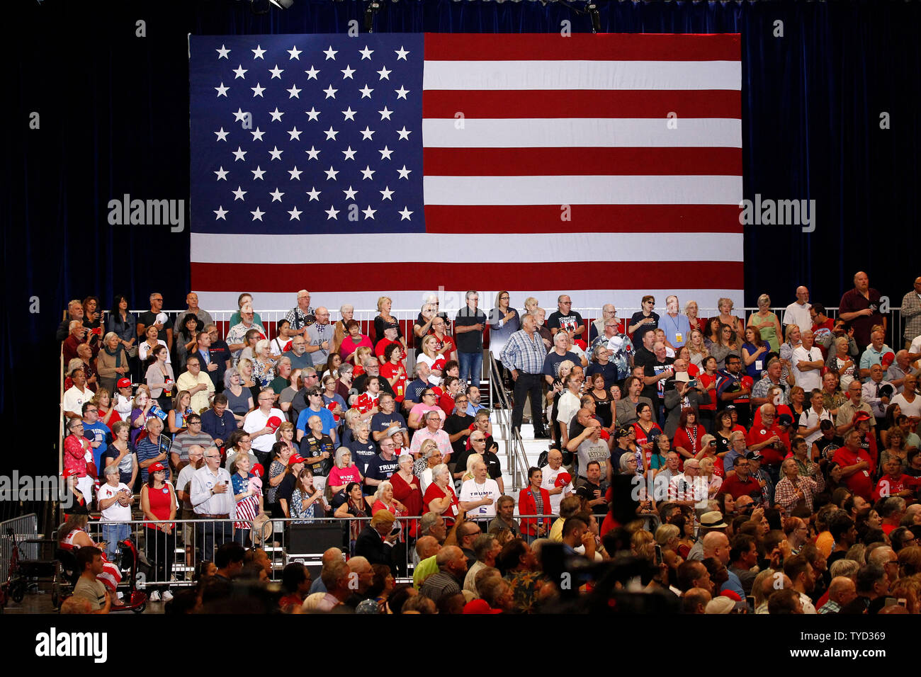 Die Teilnehmer stehen und die Nationalhymne singen vor einer Rallye mit Präsident Donald Trump im Las Vegas Convention Center in Las Vegas, Nevada am September 20, 2018. Foto von James Atoa/UPI Stockfoto