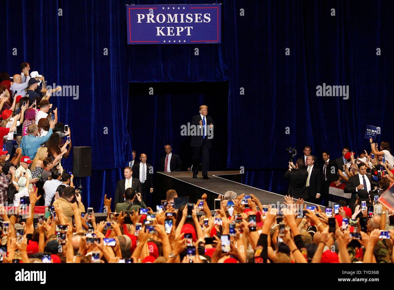 Präsident Donald Trump kommt auf der Bühne während der Kundgebung auf dem Las Vegas Convention Center in Las Vegas, Nevada am September 20, 2018. Foto von James Atoa/UPI Stockfoto