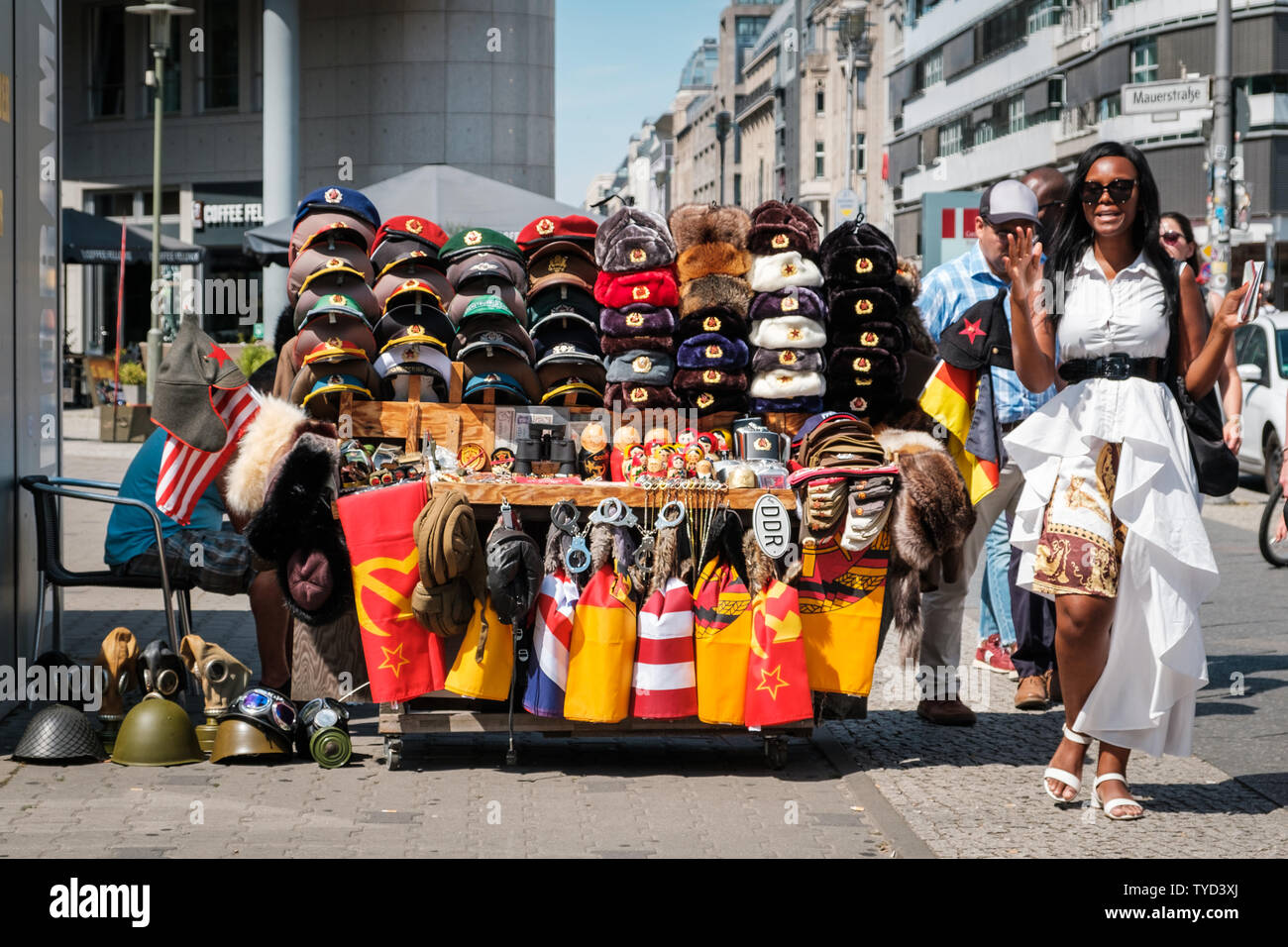 Berlin, Deutschland - Juni, 2019: Souvenir Anbieter verkaufen Objekte im Kalten Krieg auf der Straße im Landmark Checkpoint Charlie in Berlin, Deutschland Stockfoto