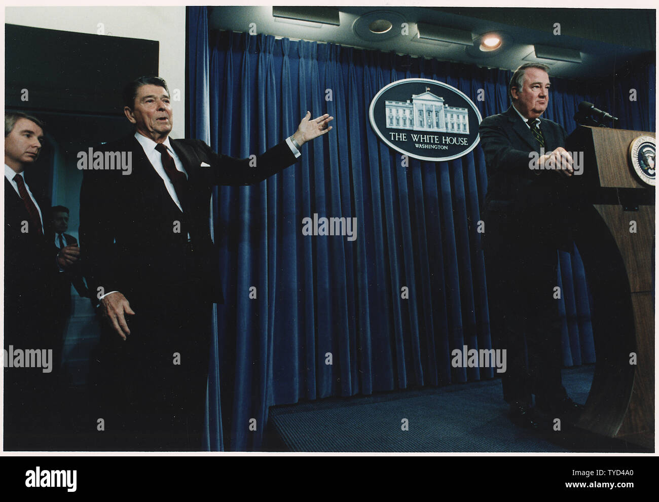 Foto von Präsident Reagan winkend zu Ed Meese während einer White House Briefing zum Iran-Contra-Affäre Stockfoto