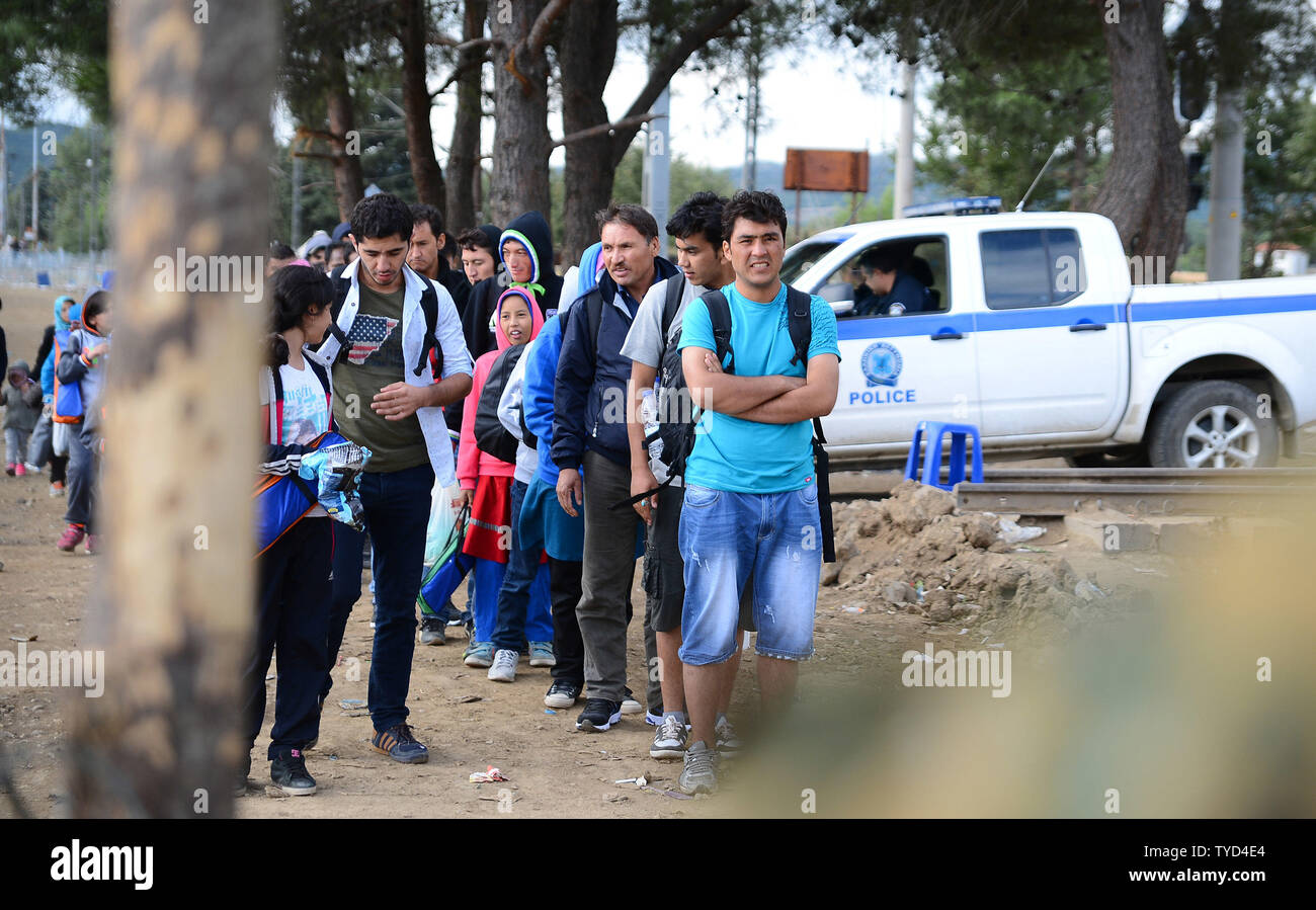 Migranten und Flüchtlinge warten die Greek-Macedonian Grenze, im Norden von Griechenland am 8. September 2015. Spannungen an der Grenze zwischen Griechenland und Mazedonien hoch wie Tausende von Migranten und Flüchtlinge sind, die versuchen, das Herz Europas zu erreichen über die Türkei. Foto von Borce Popovski/UPI Stockfoto