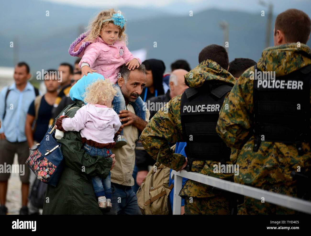 Migranten und Flüchtlinge warten die Greek-Macedonian Grenze, im Norden von Griechenland am 8. September 2015. Spannungen an der Grenze zwischen Griechenland und Mazedonien hoch wie Tausende von Migranten und Flüchtlinge sind, die versuchen, das Herz Europas zu erreichen über die Türkei. Foto von Borce Popovski/UPI Stockfoto