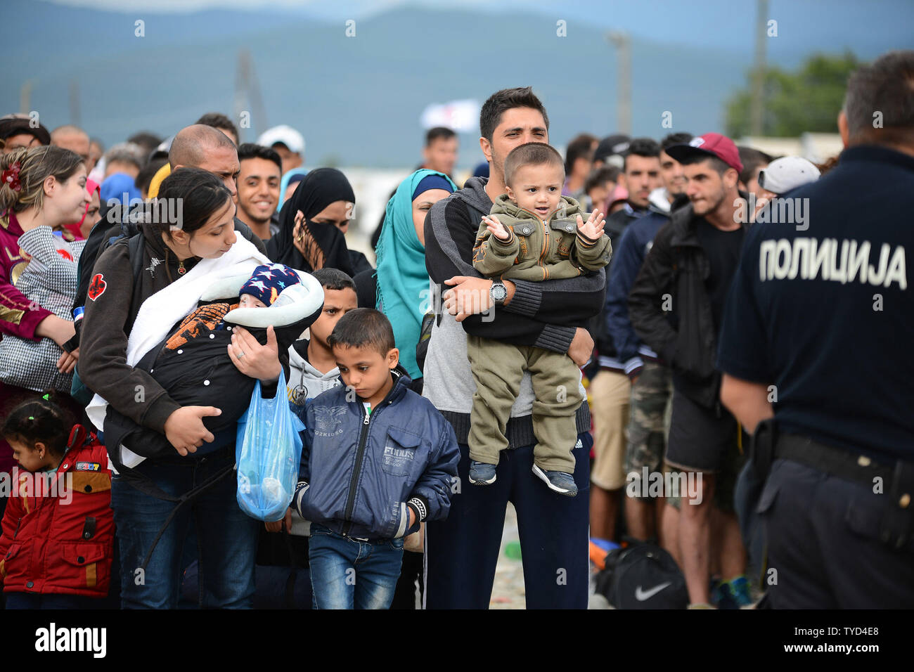 Migranten und Flüchtlinge warten die Greek-Macedonian Grenze, im Norden von Griechenland am 8. September 2015. Spannungen an der Grenze zwischen Griechenland und Mazedonien hoch wie Tausende von Migranten und Flüchtlinge sind, die versuchen, das Herz Europas zu erreichen über die Türkei. Foto von Borce Popovski/UPI Stockfoto