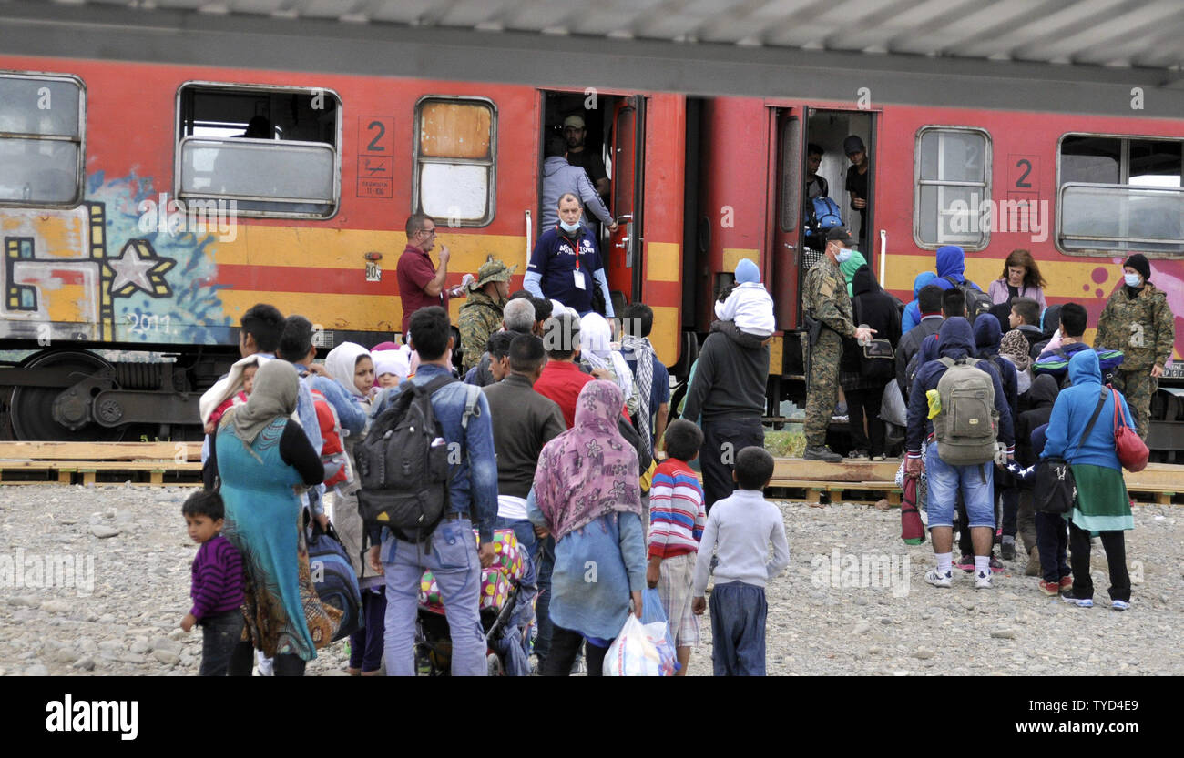 Migranten und Flüchtlinge warten, einen Zug in Gevgelija, Mazedonien am 8. September 2015. Spannungen an der Grenze zwischen Griechenland und Mazedonien hoch wie Tausende von Migranten und Flüchtlinge sind, die versuchen, das Herz Europas zu erreichen über die Türkei. Foto von Borce Popovski/UPI Stockfoto