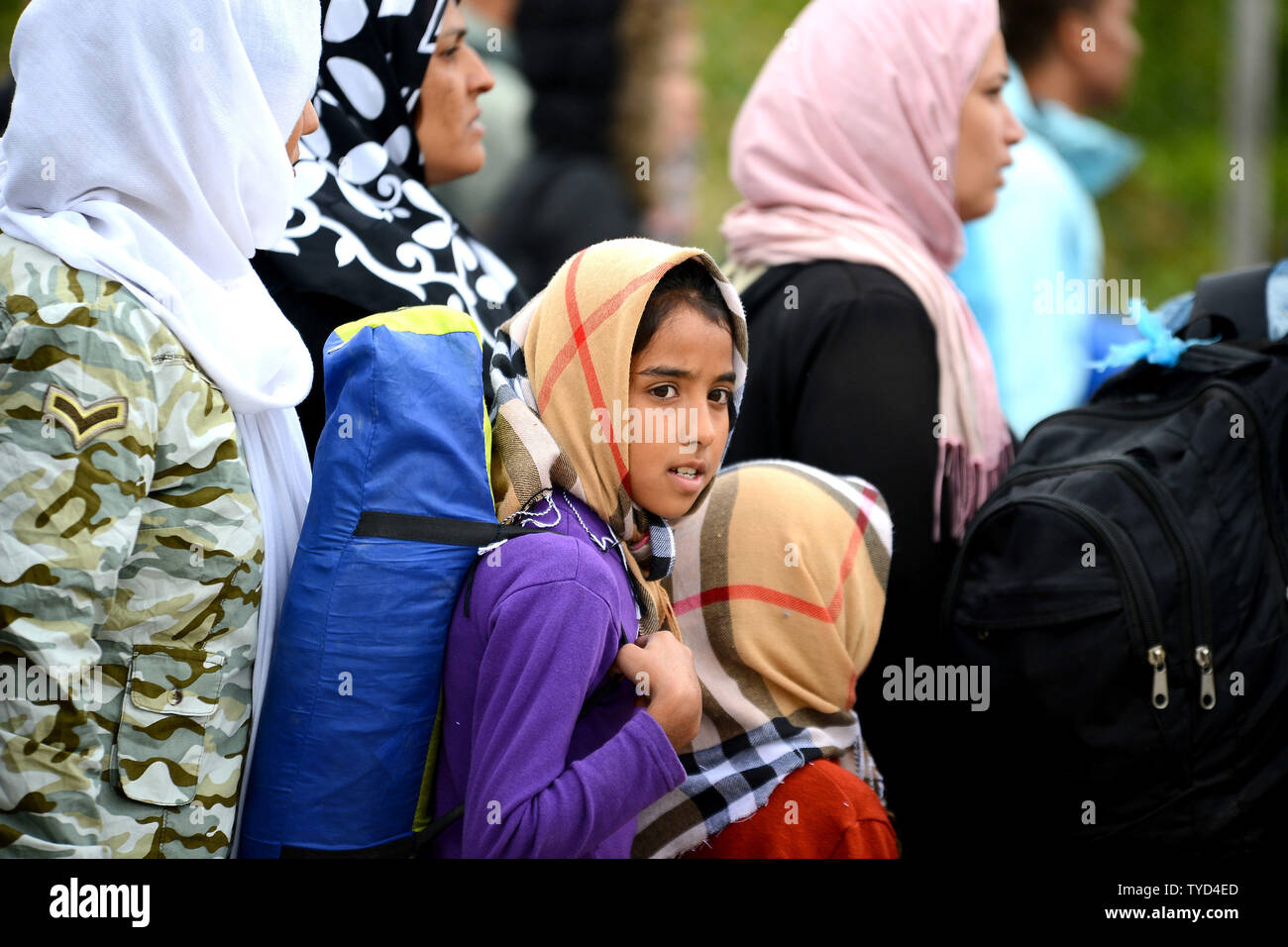Migranten und Flüchtlinge warten auf einen Zug in Gevgelija, Macidonia am 8. September 2015. Spannungen an der Grenze zwischen Griechenland und Mazedonien hoch wie Tausende von Migranten und Flüchtlinge sind, die versuchen, das Herz Europas zu erreichen über die Türkei. Foto von Borce Popovski/UPI Stockfoto