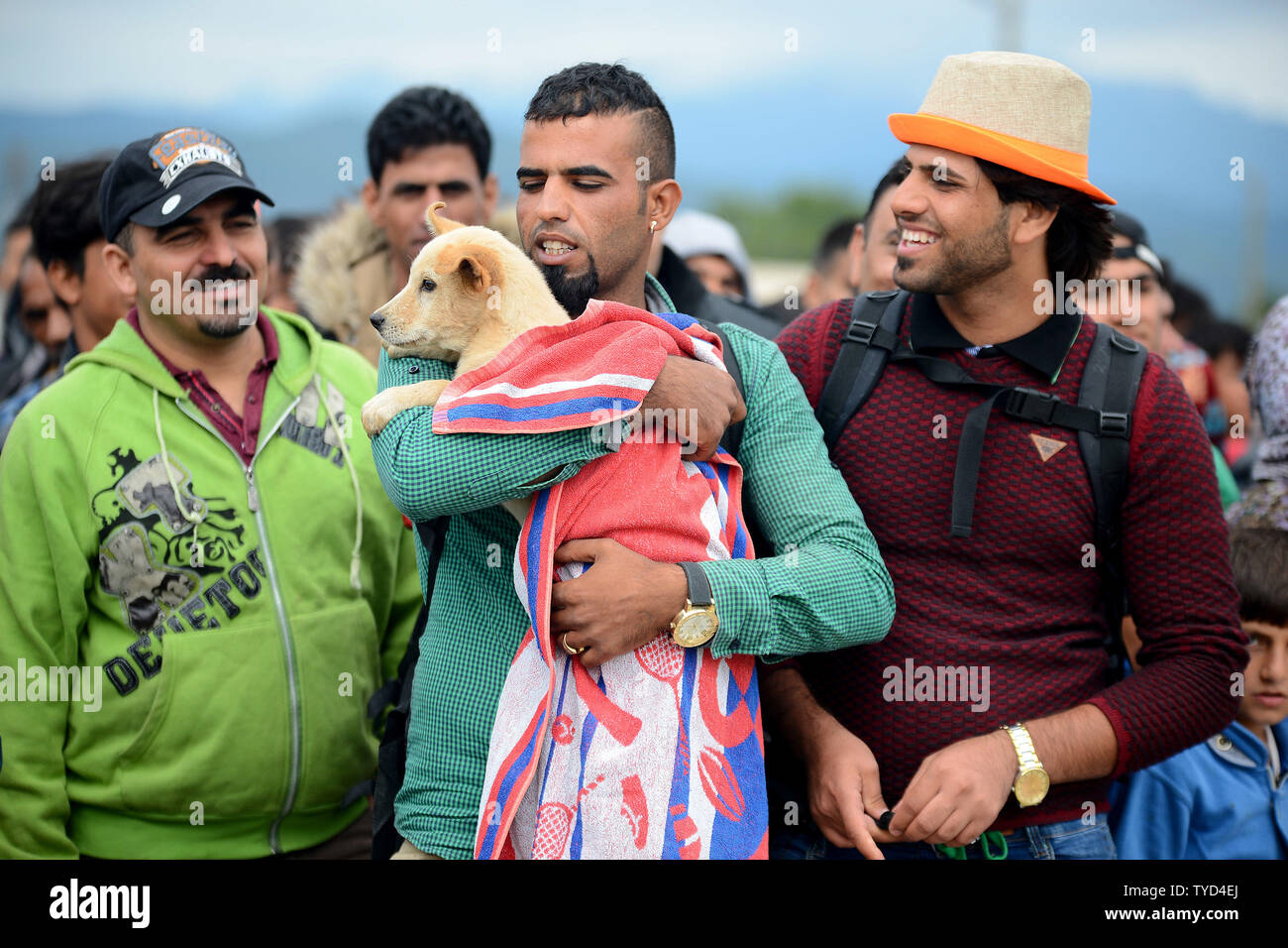 Ein Migrant mit seinem Hund wartet auf eine Genehmigung in Richtung Bahnhof in einem Flüchtlingslager in der Nähe von Gevgelija, Mazedonien, 8. September 2015 zu verschieben. Spannungen an der Grenze zwischen Griechenland und Mazedonien, Hunderttausende Migranten und Flüchtlinge, die versuchen, das Herz Europas zu erreichen hohe über die Türkei. Foto von Borce Popovski/UPI Stockfoto