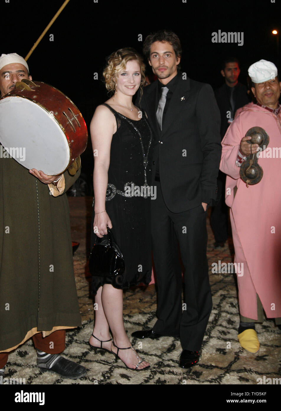 Schauspielerin und Mitglied der Jury Natacha Regnier und ihr Gast Guilluame kommen an der Dior Partei während der Marrakech International Film Festival in Marrakesch am 21. November 2008. (UPI Foto/David Silpa) Stockfoto