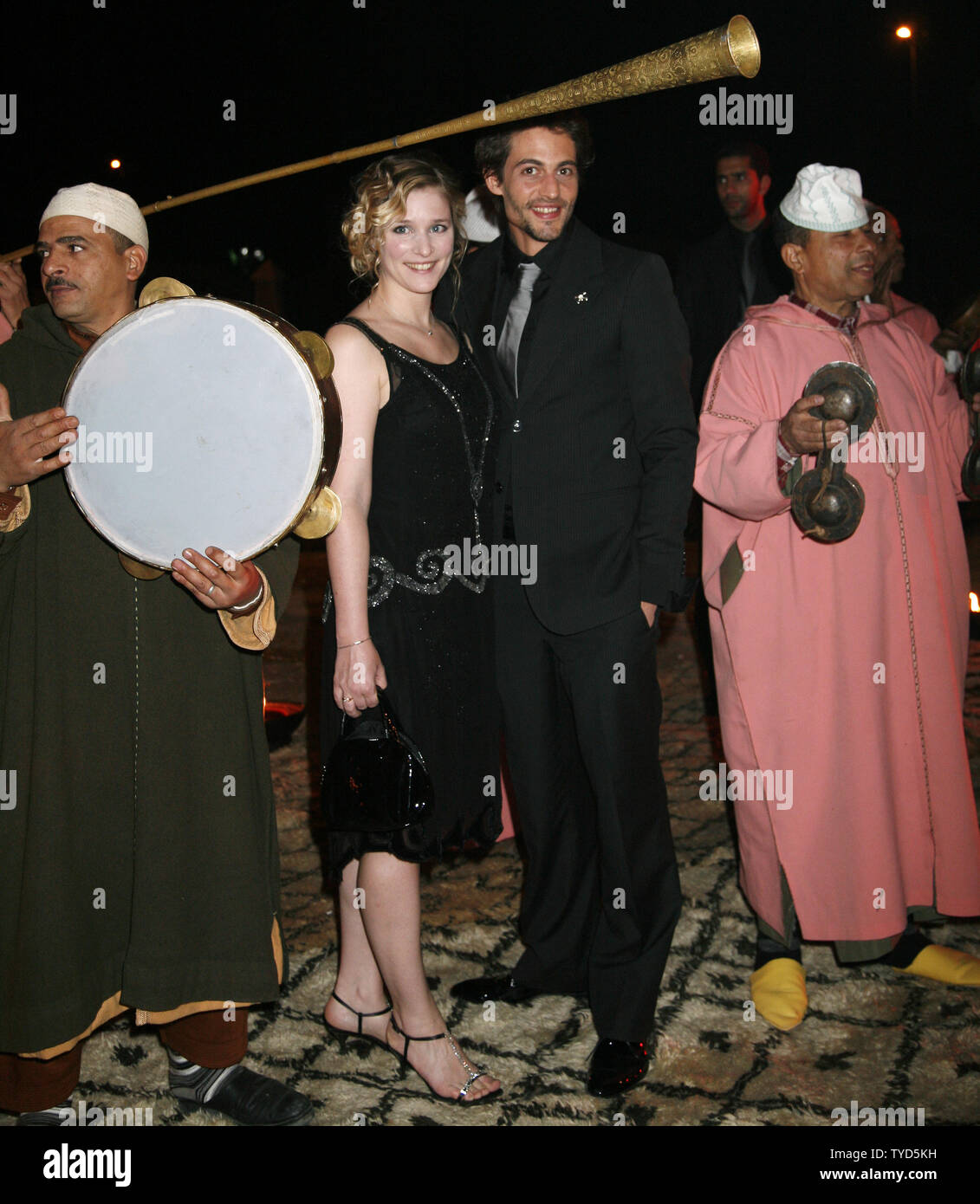Schauspielerin und Mitglied der Jury Natacha Regnier und ihr Gast Guilluame kommen an der Dior Partei während der Marrakech International Film Festival in Marrakesch am 21. November 2008. (UPI Foto/David Silpa) Stockfoto