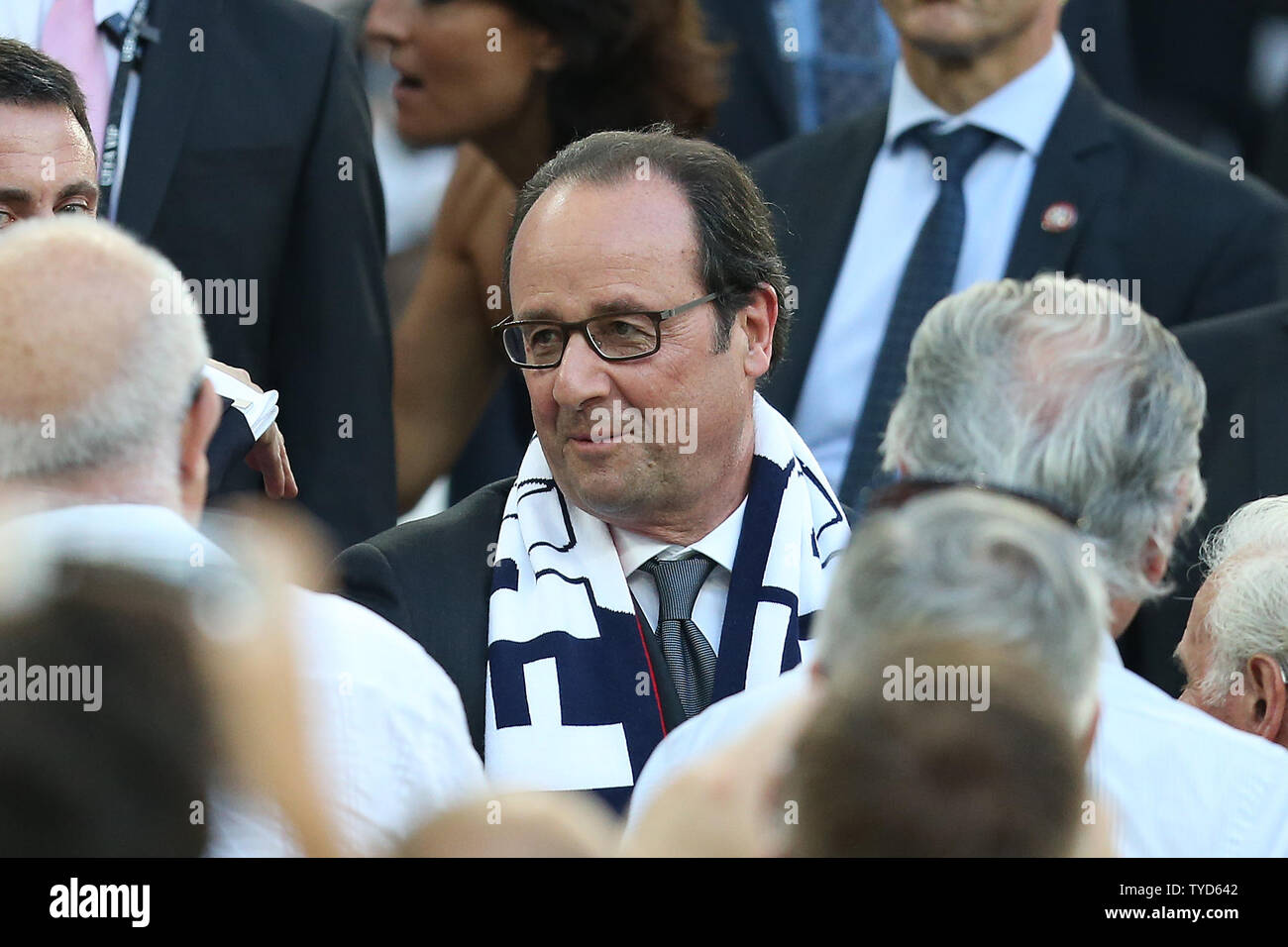 Frankreich Präsident Francois Hollande sieht auf dem Messestand während der Euro Halbfinale 2016 zwischen Frankreich und Deutschland im Stade Velodrome von Marseille, Frankreich am 7. Juli 2016. Frankreich schlug Deutschland 2-0 Euro 2016 Finale gegen Portugal zu erreichen. Foto von Chris Brunskill/UPI Stockfoto