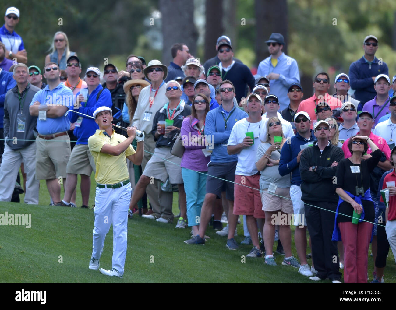 Ventilatoren passen Bryson DeChambeau einen Schuß auf das 3. Loch in der zweiten Runde des Masters 2016 in Augusta National in Augusta, Georgia hit am 8. April 2016. Foto von Kevin Dietsch/UPI Stockfoto