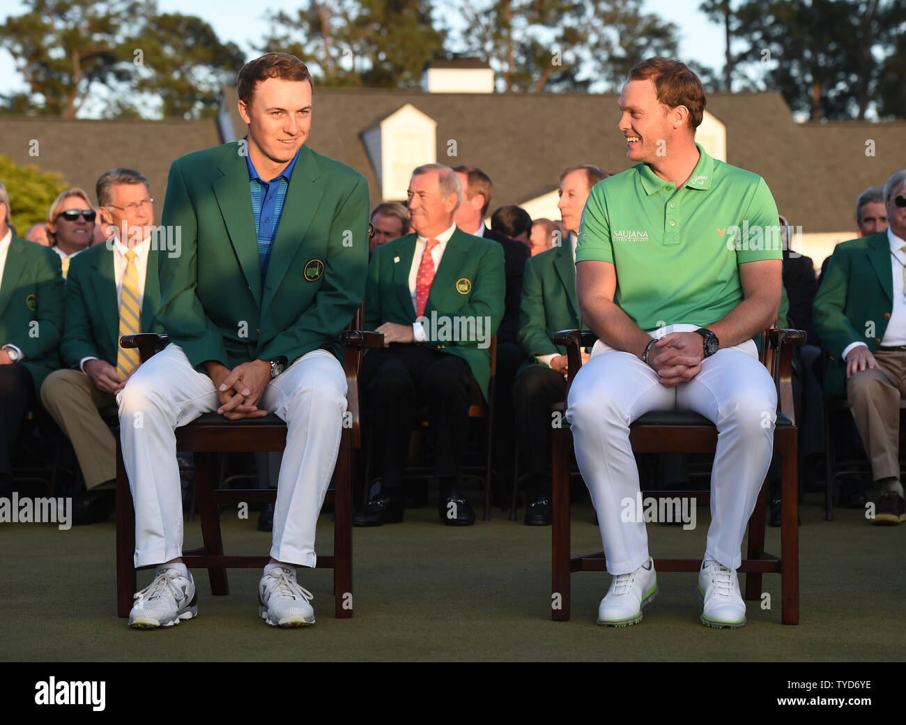 2015 Meister Jordan Spieth und 2016 Meister Danny Willett von England sitzen nebeneinander in der grünen Jacke Zeremonie nach Willett gewinnt die 2016 Masters Turnier mit einer Punktzahl von 5 unter Par in Augusta National in Augusta, Georgia am 10. April 2016. Danny Willett gewann in seiner zweiten Meister und er wurde der erste Spieler aus England die grüne Jacke da Nick Faldo 1996 zu gewinnen. Foto von Kevin Dietsch/UPI Stockfoto