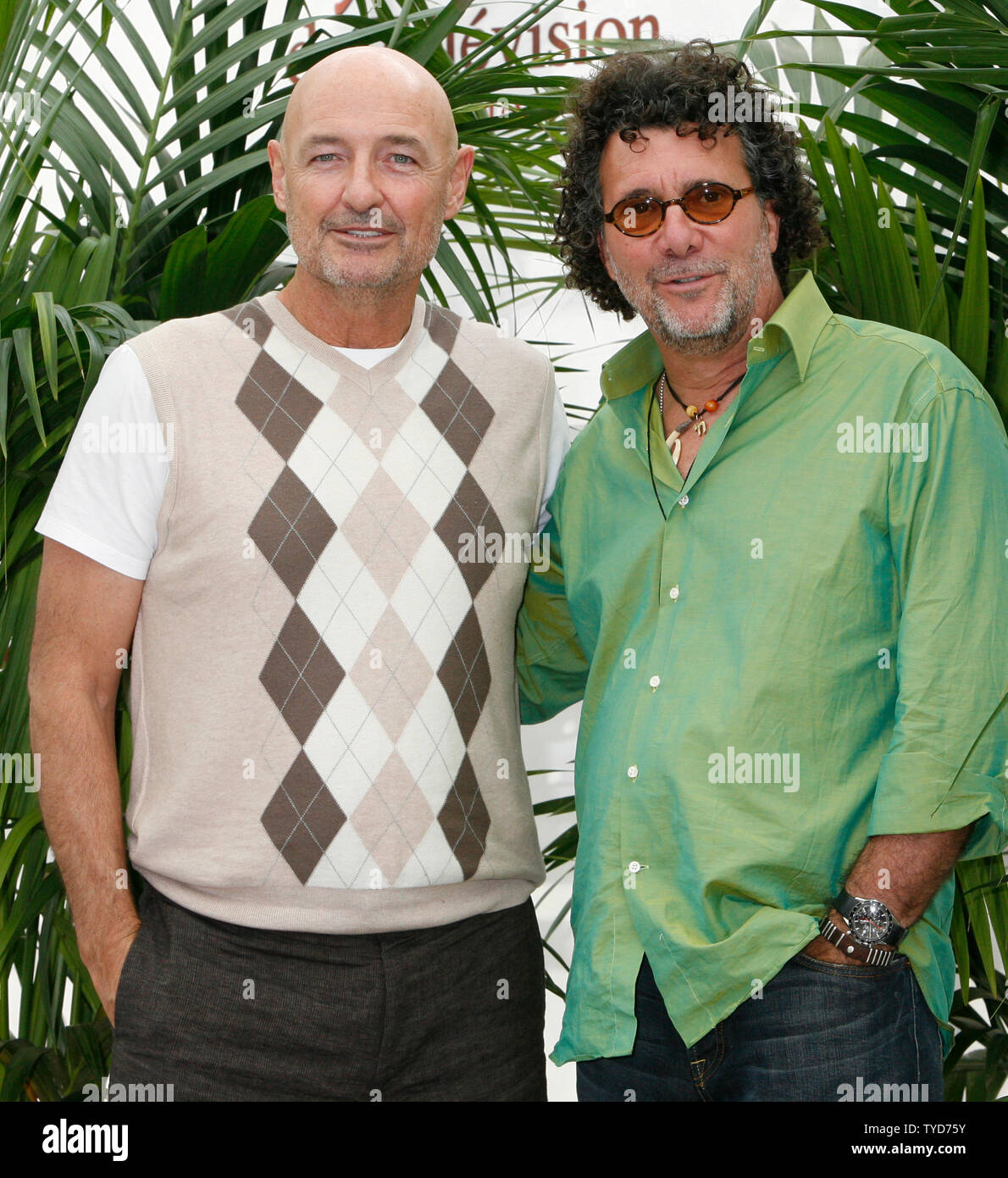 Schauspieler Terry O'Quinn (L) und Executive Producer Jack Bender der TV-Show "Verloren" auf einem Foto Anruf während der 47 Monte Carlo Television Festival in Monte Carlo, Monaco am 12. Juni 2007 eingehen. (UPI Foto/David Silpa) Stockfoto