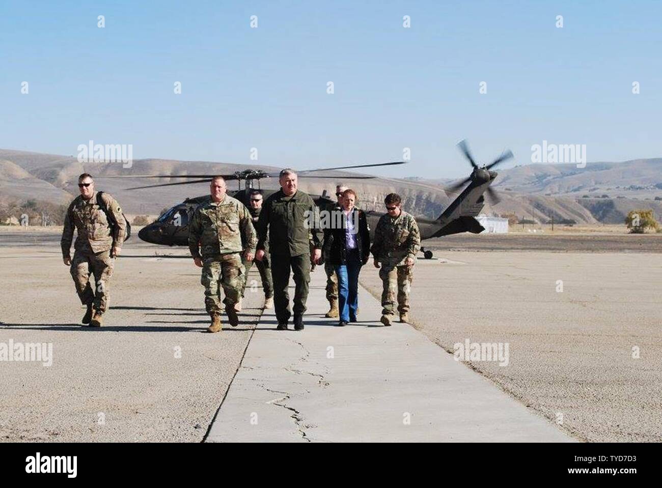 Generalmajor David S. Baldwin, Adjutant General von der Kalifornischen Nationalgarde, gehostete Generalleutnant Jurij Allerov, Kommandeur der ukrainischen Nationalgarde, während einer einwöchigen Besuch in Cal Guard Standorte auf den Stand Mitte November 2016. Allerov und anderen Mitgliedern der ukrainischen Nationalgarde Führung besucht Camp Roberts, der Kalifornien militärische Abteilung Zentrale in Sacramento, Kalifornien Büro von Notdiensten, und beobachteten Cal Guard Einweisungen und Schulungen und einem Veteranen Tag Beachtung. Stockfoto