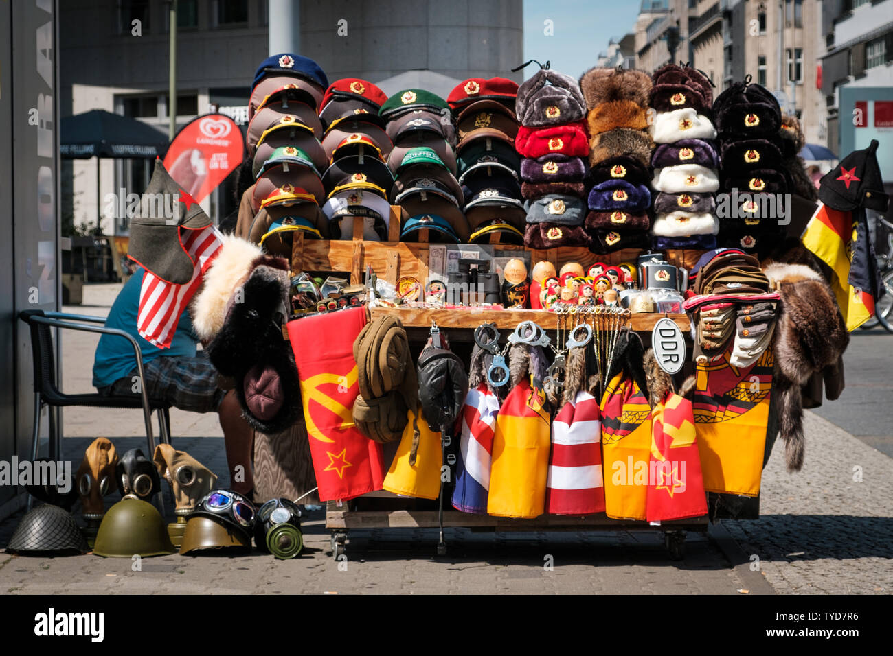 Berlin, Deutschland - Juni, 2019: Souvenir Anbieter Verkauf von Kalten Krieges Objekte aus Ostdeutschland (DDR) auf der Straße in Berlin. Stockfoto