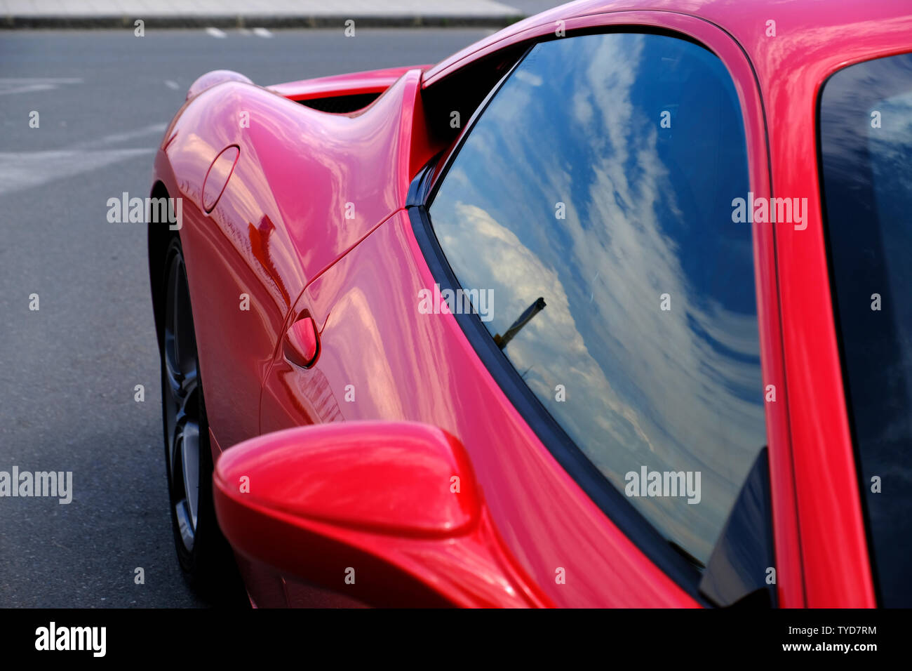 Glänzend roten Sportwagen abstrakte Sicht der Seitentür und Fenster Stockfoto