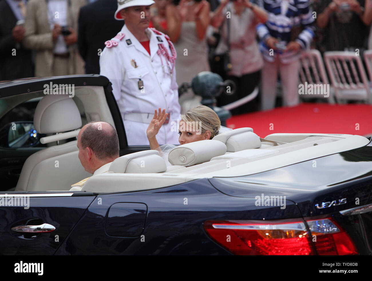 Fürst Albert II. und Prinzessin Charlene aus dem Prince Palace fahren nach ihren religiösen Trauung in Monte Carlo, Monaco am 2. Juli 2011. Der Prinz und die Prinzessin nahm an eine standesamtliche Trauung gestern. UPI/David Silpa Stockfoto