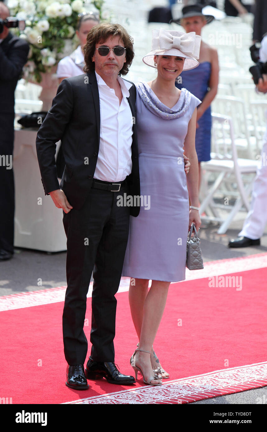 Jean Michel Jarre und Gast ankommen im Prince Palace für die religiöse Trauung von Prinz Albert II. und Prinzessin Charlene in Monte Carlo, Monaco am 2. Juli 2011. Der Prinz und die Prinzessin nahm an eine standesamtliche Trauung gestern. UPI/David Silpa Stockfoto