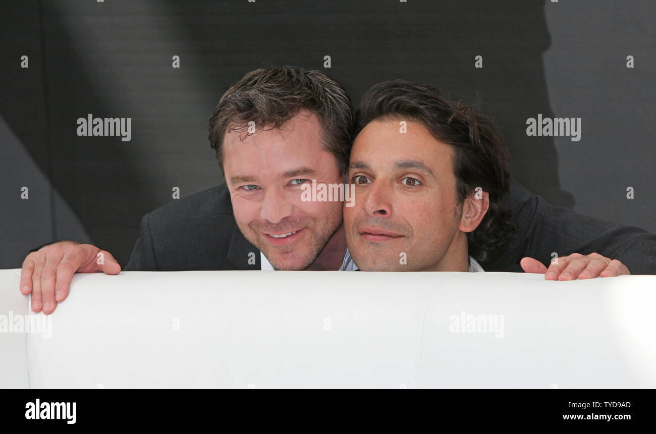 Guillaume de Tonquedec (L) und Bruno Salomone kommen an das Foto für die Serie 'Bombe Mädchen während der 52. jährlichen Monte Carlo Television Festival in Monte Carlo, Monaco am 14. Juni 2012. UPI/David Silpa Stockfoto