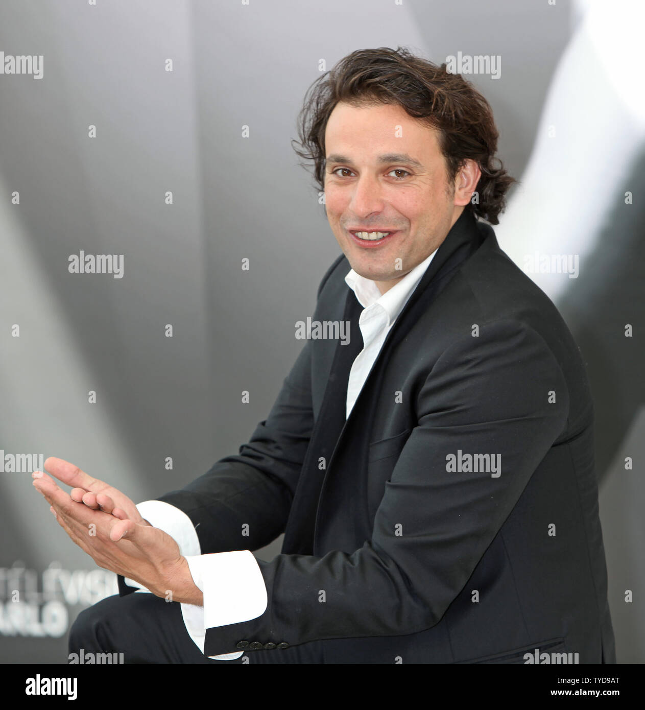 Bruno Salomone kommt an das Foto für die Serie 'Bombe Mädchen während der 52. jährlichen Monte Carlo Television Festival in Monte Carlo, Monaco am 14. Juni 2012. UPI/David Silpa Stockfoto