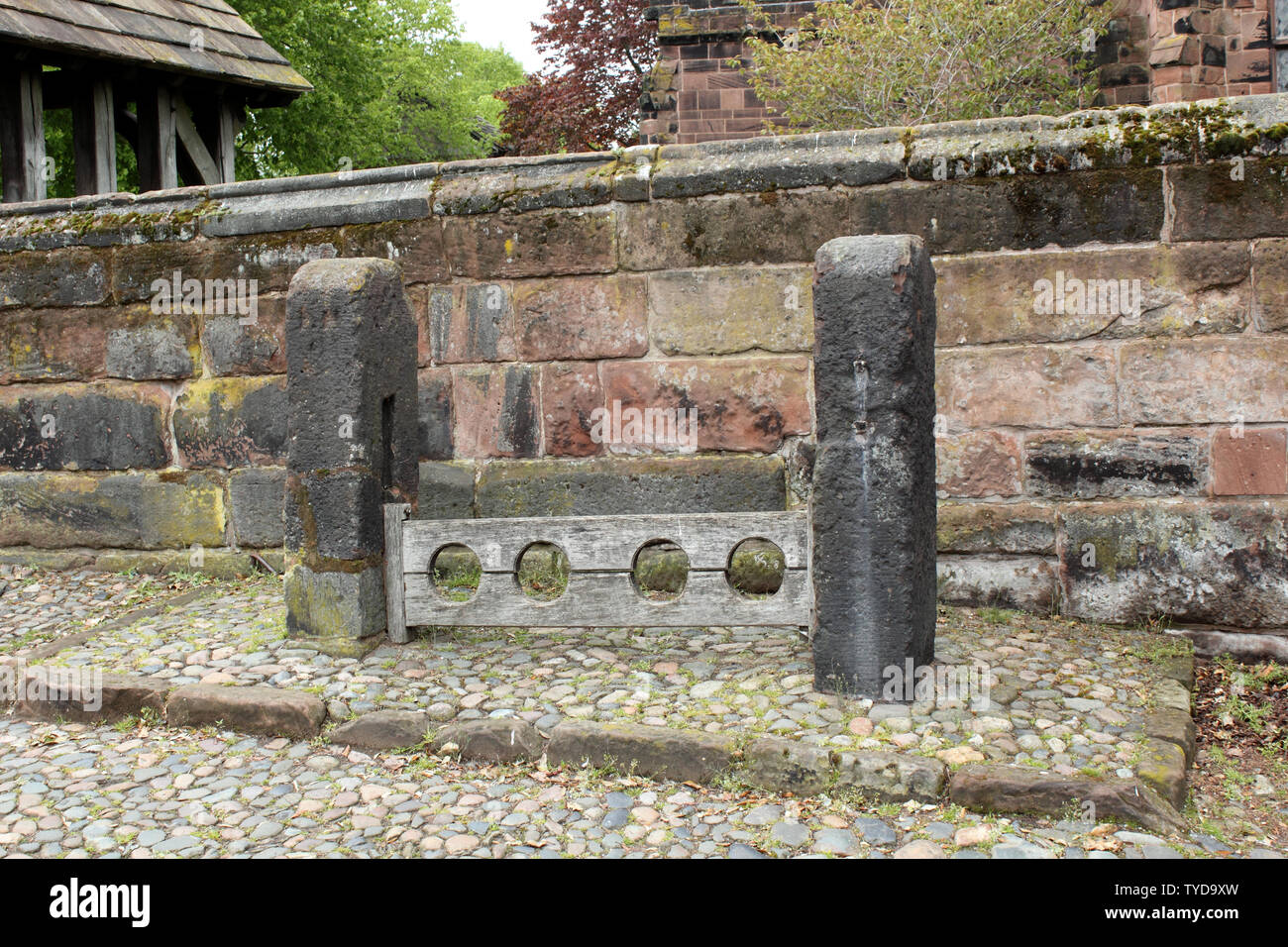 Bestände, die sich außerhalb der St Mary & Allerheiligen Kirche Great Budworth Stockfoto