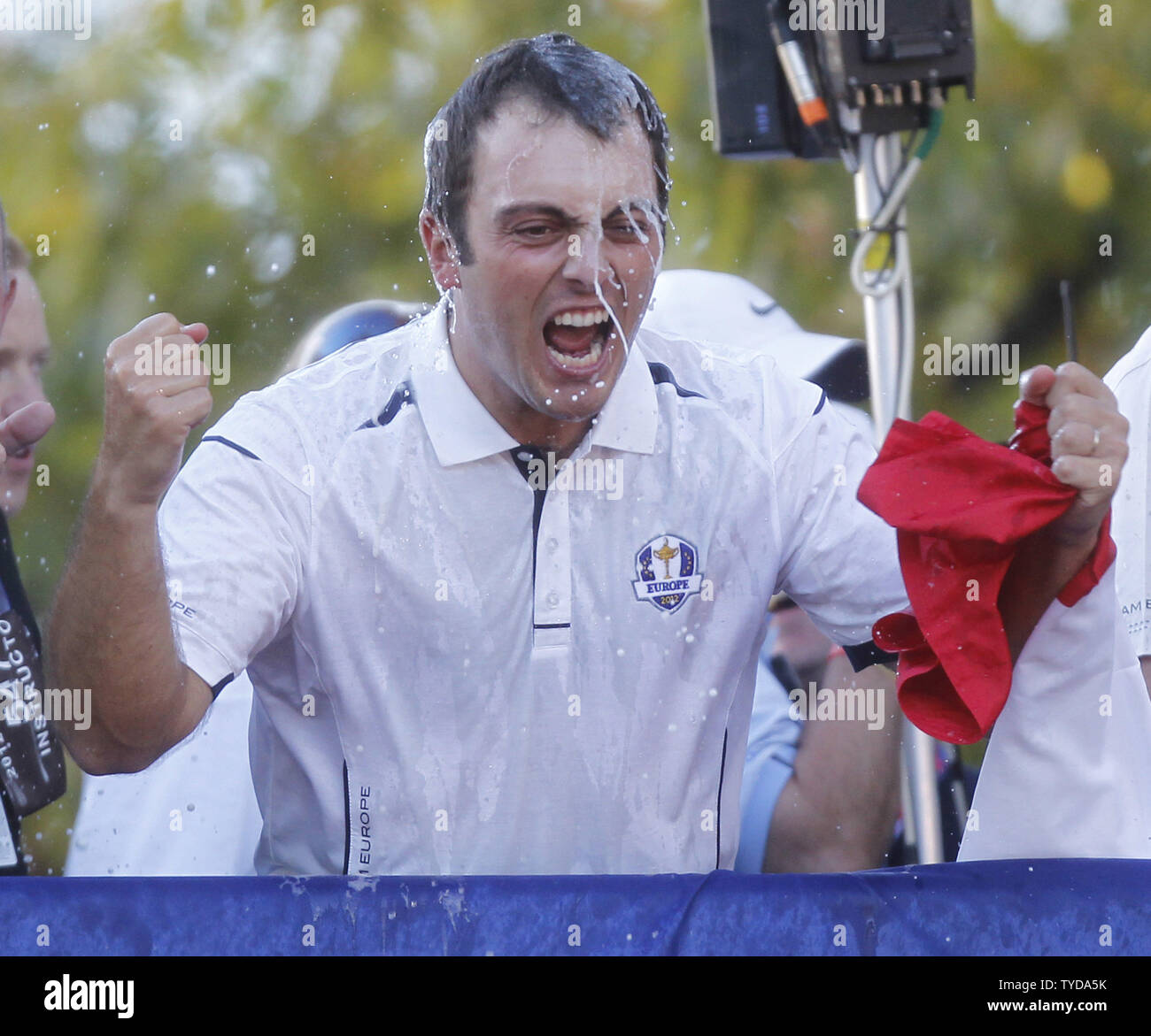 Das Team Europa Francesco Molinari, von Italien, feiert mit nach Europa besiegte die USA 14 1/2 bis 13 1/2 der 39th Ryder Schale bei Medinah Country Club zu gewinnen, am 30. September 2012 in Medinah, Illinois. UPI/Mark Cowan Stockfoto