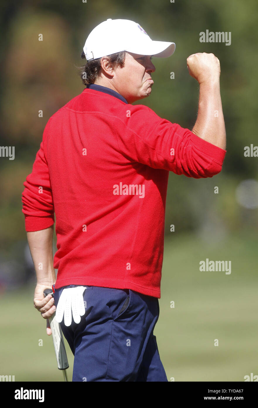 Das Team USA Jason Dufner feiert einen Birdieschlag auf der achten Grün am 39th Ryder Schale bei Medinah Country Club am 29. September 2012 in Medinah, Illinois. Europa von hinten kam, den Cup 14 1/2 bis 13 1/2 zu gewinnen. UPI/Mark Cowan Stockfoto