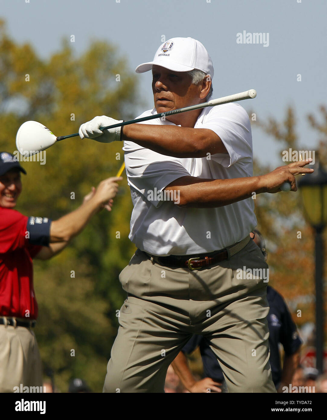 Golfspieler Lee Travino Wellen' keine guten' nach Chicago Bears Kicker Robbie Gould angespannt sein T-Stück, das während des ersten jährlichen Berühmtheit Jagt Golf match bei Medinah CC, Standort des 39 Ryder Cup September 25, 2012 in Medinah, Illinois. (UPI Foto/Frank Polich) Stockfoto