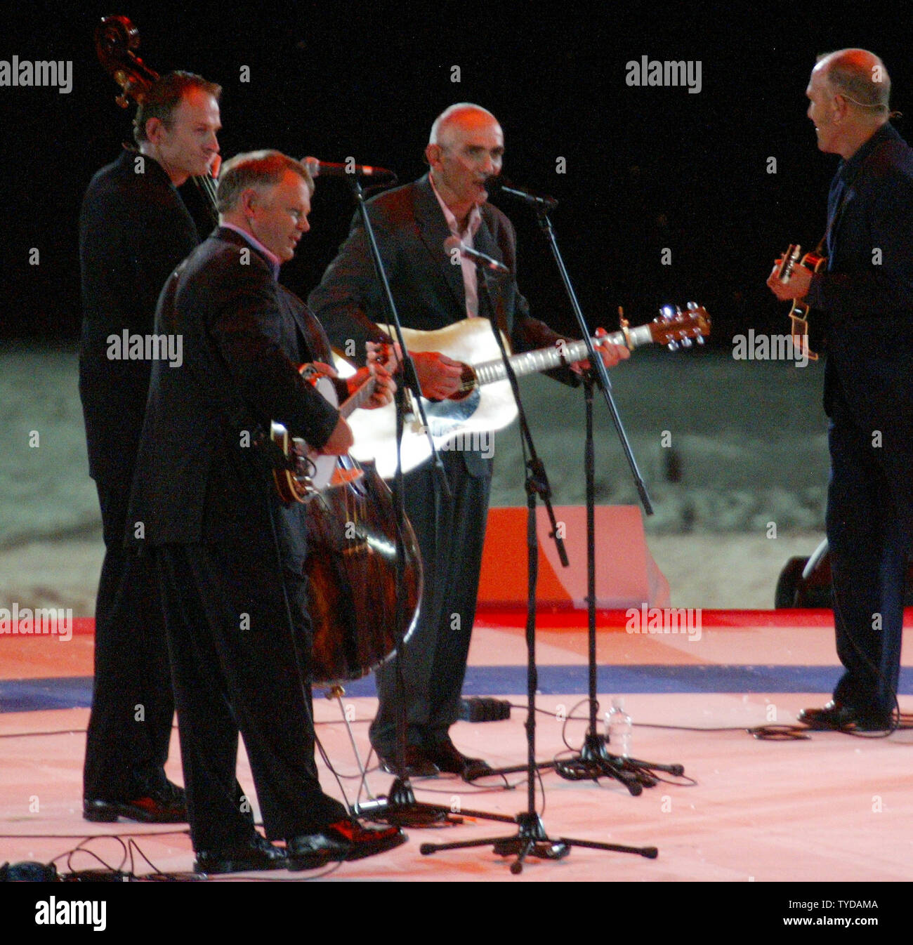 Melbourne Symbol Paul Kelly und das Regenwasser Jungen sein Song "Rallye rund um die Trommel durchführen" im Melbourne Cricket Gründe für die Abschlussfeier der XVIII Commonwealth Games am 26. März 2006. (UPI Foto/Gnade Chiu) Stockfoto