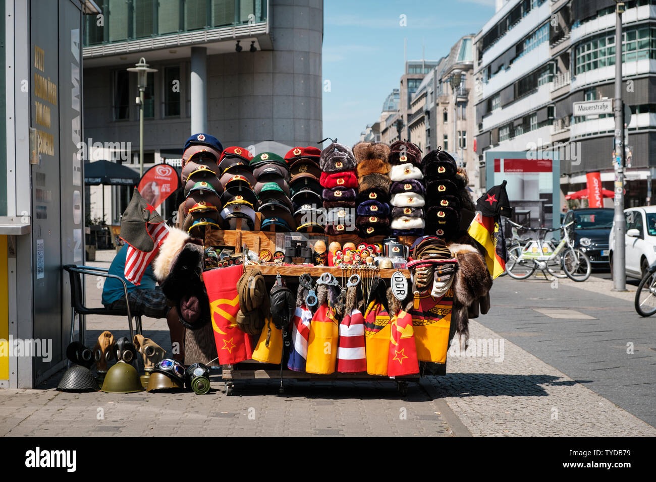 Berlin, Deutschland - Juni, 2019: Souvenir Anbieter verkaufen Objekte im Kalten Krieg auf der Straße im Landmark Checkpoint Charlie in Berlin, Deutschland Stockfoto