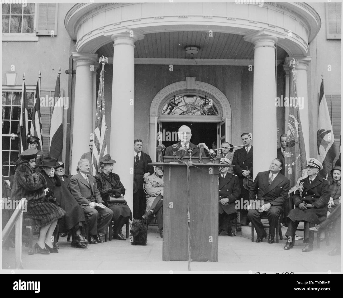 Foto von Präsident Truman die Bereitstellung einer Adresse auf die Einweihung des Franklin D. Roosevelt's Home am Hyde Park, New York als nationales Heiligtum, am ersten Jahrestag von Roosevelts Tod, als Sänger Marian Anderson, Pfarrer George Anthony, Direktor Newton Drury des National Park Service, Eleanor Roosevelt, Staatssekretär des Innern Julius Krug, Admiral William Leahy und des verstorbenen Präsidenten Hund Fala, sehen Sie auf. Stockfoto