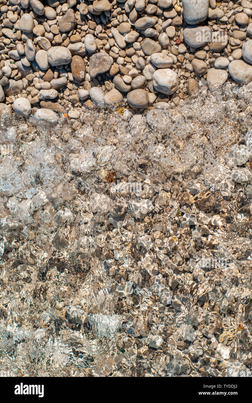 Meer Steine durch die Wellen des Meeres geglättet, auf einem felsigen Strand genommen Stockfoto