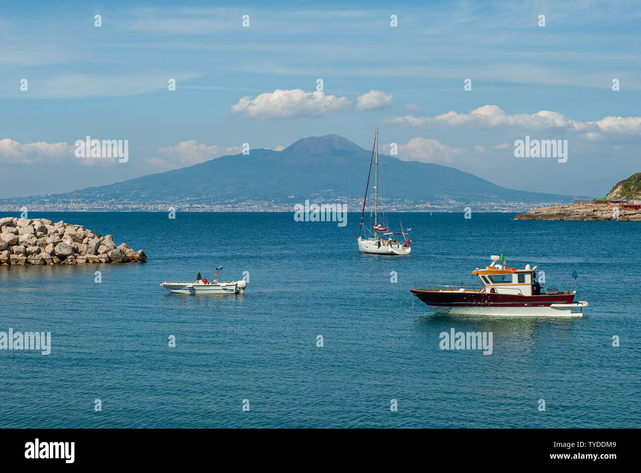Landschaft, den Vesuv, von Himmel, Meer und Boot gerahmt, vom Jachthafen von Puolo in der Nähe von Sorrento genommen Stockfoto