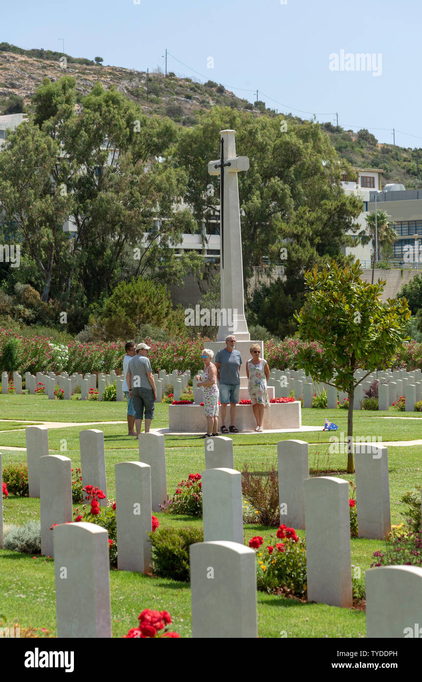 Suda Bucht War Cemetery, Kreta, Griechenland. Juni 2019. Vistitors anzeigen die Grundsteine der in der Schlacht gefallen. Stockfoto