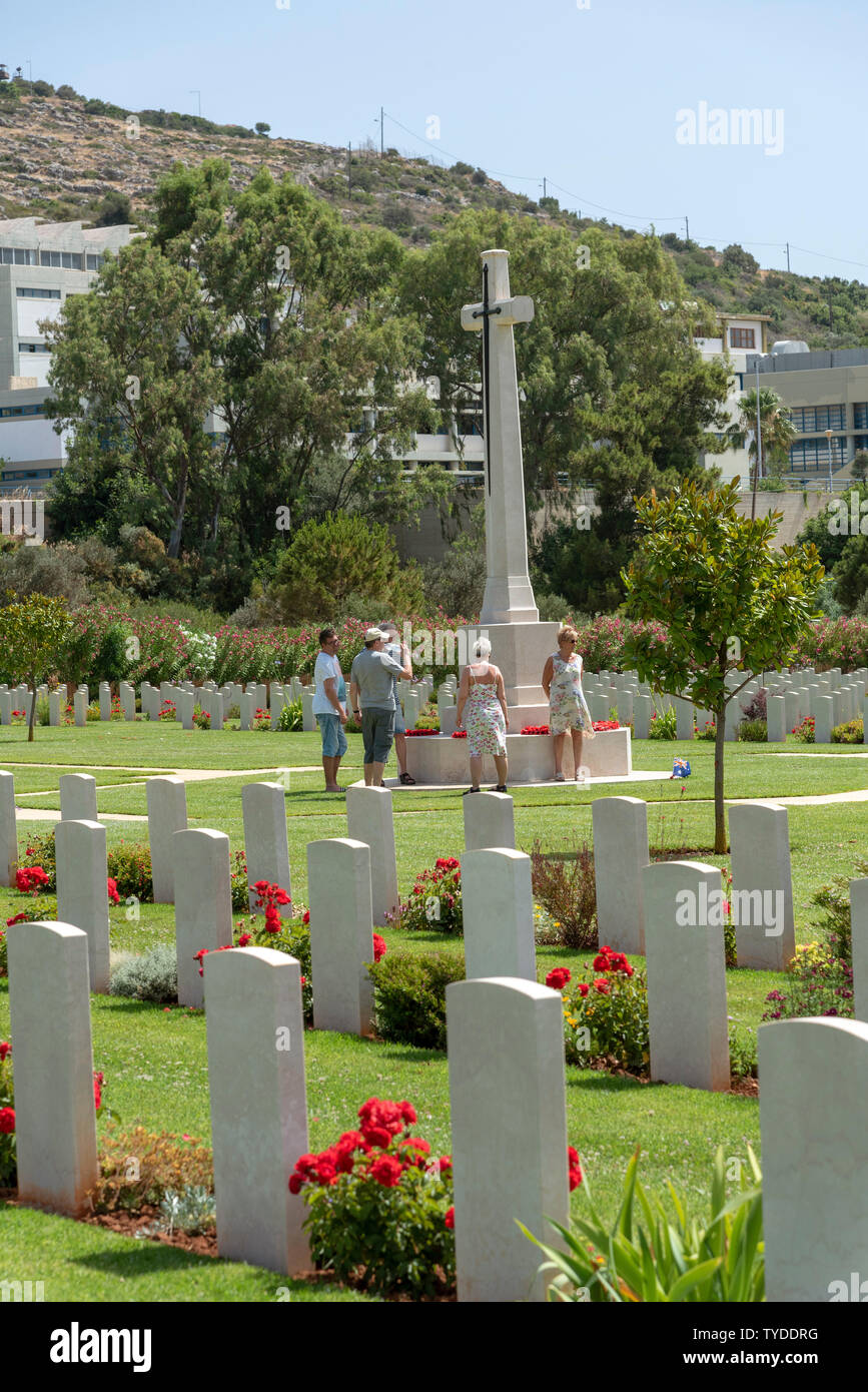 Suda Bucht War Cemetery, Kreta, Griechenland. Juni 2019. Vistitors anzeigen die Grundsteine der in der Schlacht gefallen. Stockfoto