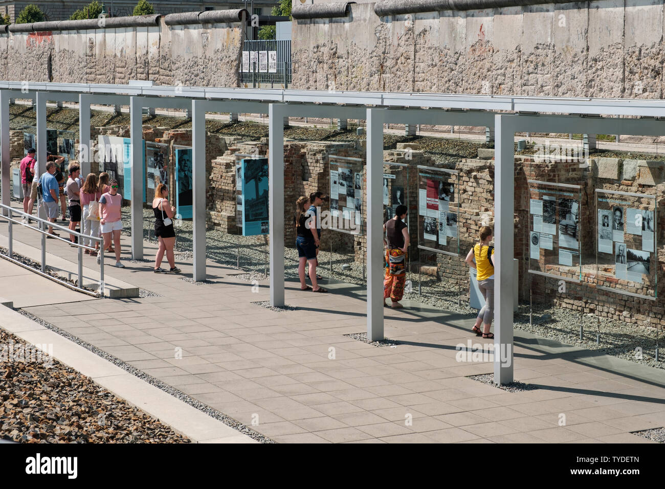 Berlin, Deutschland - Juni, 2019: die Menschen im Historischen Museum, der Topographie des Terrors, einen Outdoor Ausstellung an der Berliner Mauer in Berlin Stockfoto