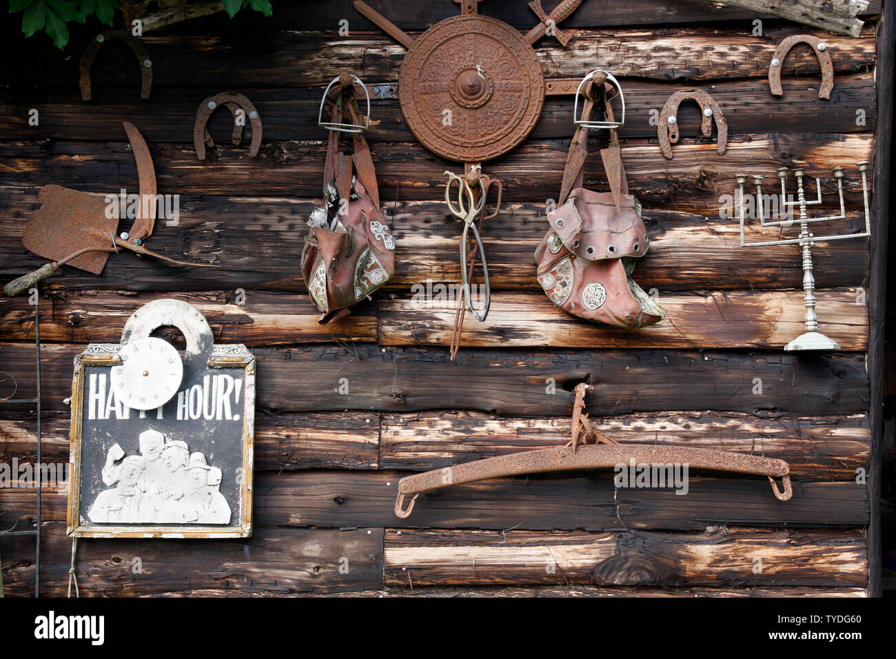 Rostige Werkzeuge und Eisenwaren hängend an einem alten hölzernen Scheune Wand Stockfoto