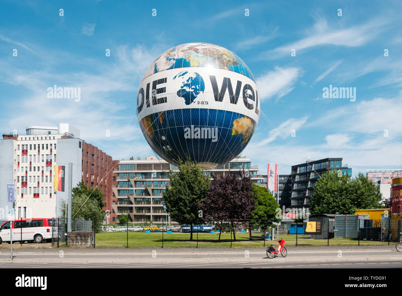 Berlin, Deutschland - Juni, 2019: Heißluftballon "Hiflyer" (highflyer), World Ballon Berlin mit 'Die Welt' Werbung. Das Helium Ballon zieht Beifahrer Stockfoto