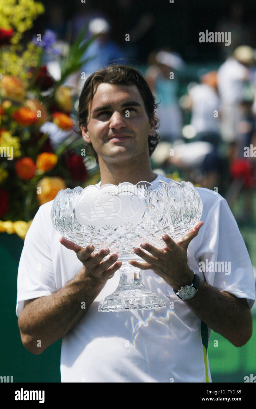 Roger Federer von der Schweiz hält die Trophäe für den NASDAQ-100 Titel 2. April 2006 an der Nasdaq-100 Open in Key Biscayne, Florida. (UPI Foto/Susan Knowles) Stockfoto