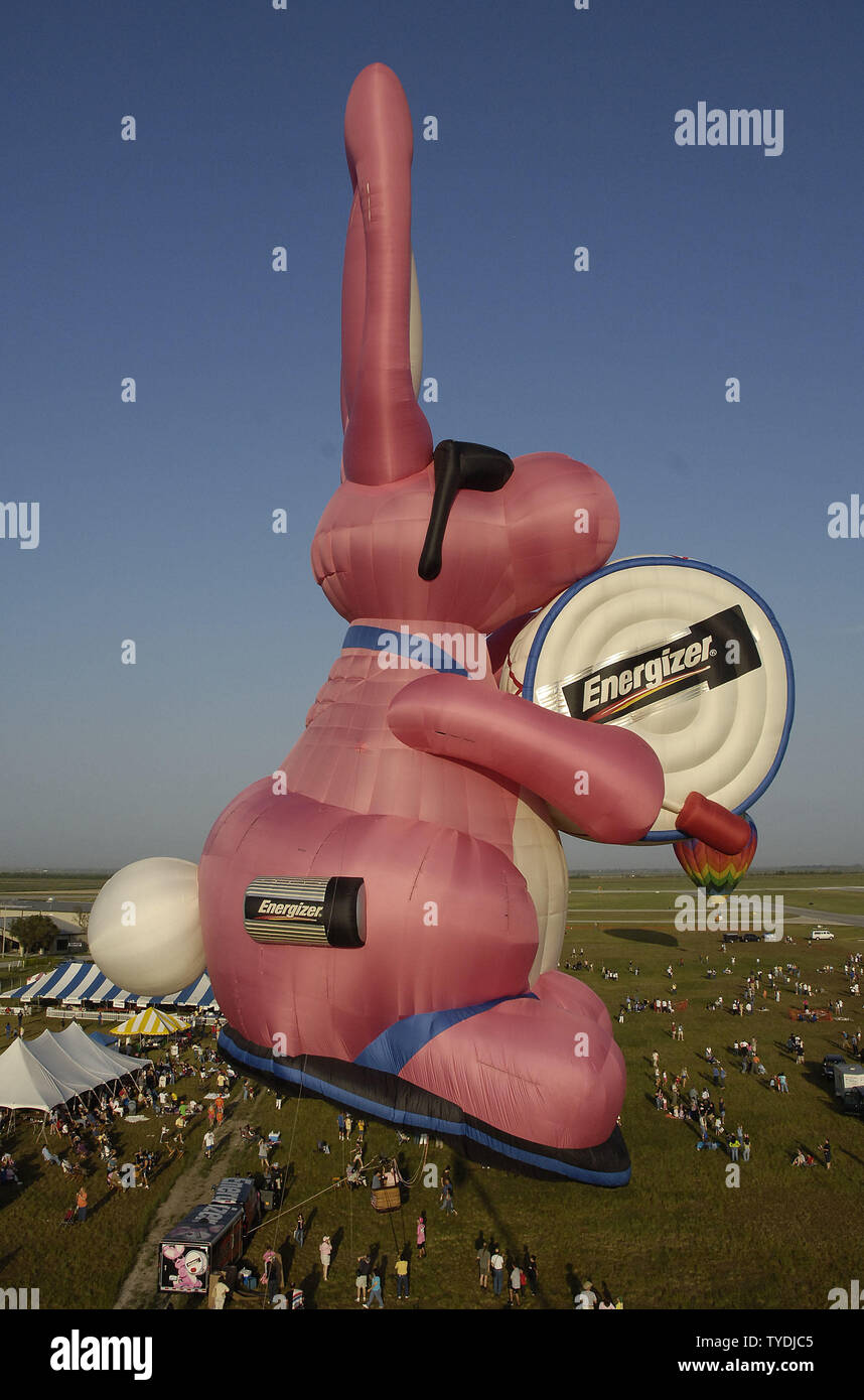Die Energizer Bunny Ballon, pilotiert von, Glo Kehoe von Albuquerque, NM. schwebt über dem Zuschauer während des zweiten Tages der 23. jährlichen Sunrise Gemeinschaft Ballon Rennen in Sebring, Fl. Am 23. April 2006. (UPI Foto/Joe Marino-Bill Cantrell) Stockfoto