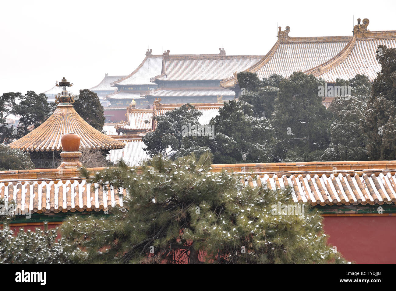 Nach dem Schnee, die Verbotene Stadt, nach einem Schnee in Peking, die Verbotene Stadt wurden weiß, und die Dächer, Geländer, Ecke Türme und Stadtmauern zeigte die Stabilität der Atmosphäre durch den Wind und Frost. Stockfoto