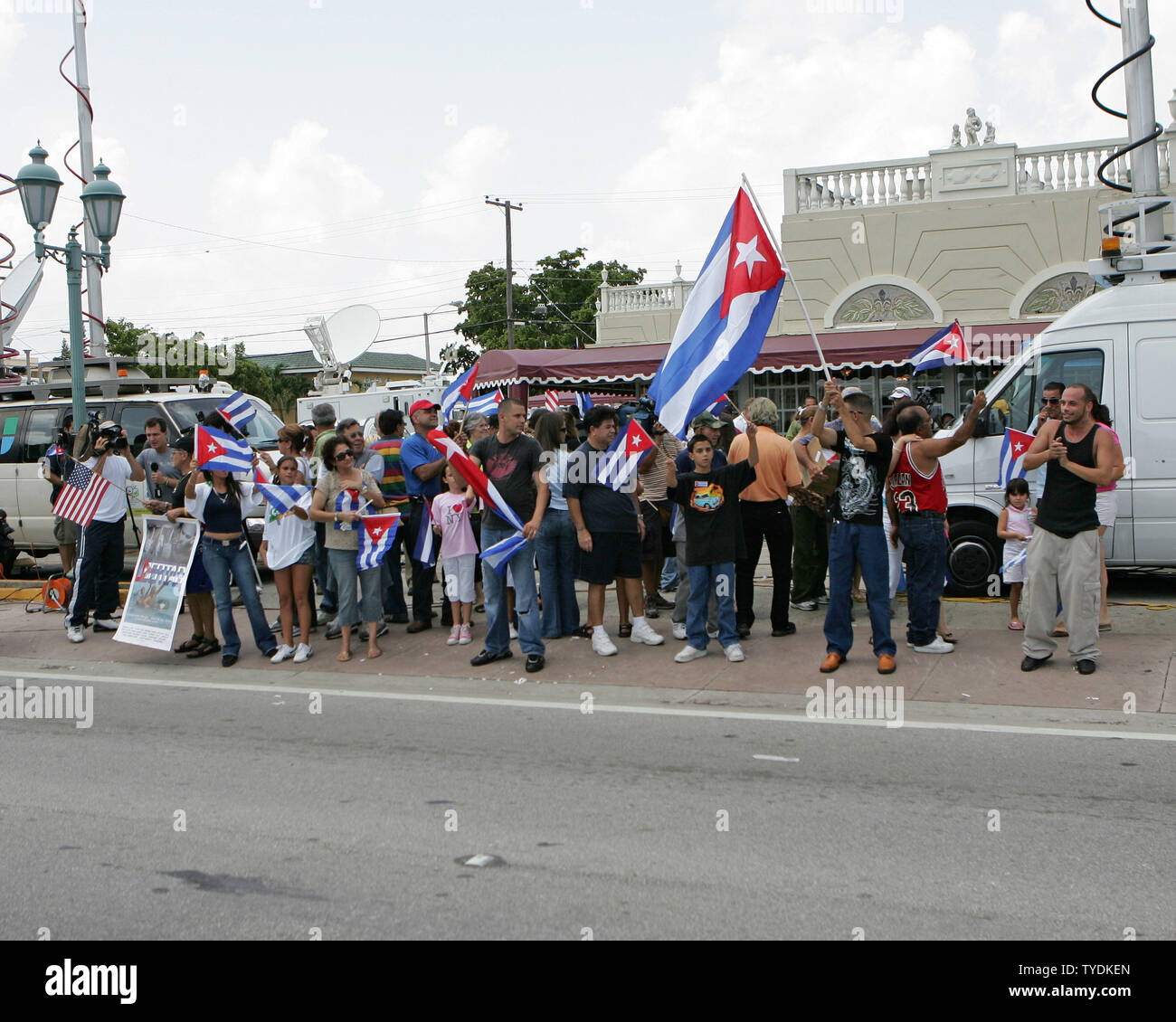 Die kubanisch-amerikanische Gemeinschaft wellen Fahnen, singt und feiert die Nachrichten von Fidel Castro hositalized und die Übergabe der Macht an seinen Bruder Raul in Miami, Florida am 1. August 2006. Heute ist der erste Tag in der 47 Jahre Fidel nicht an der Macht war in Kuba. (UPI Foto/Ralph Notaro) Stockfoto