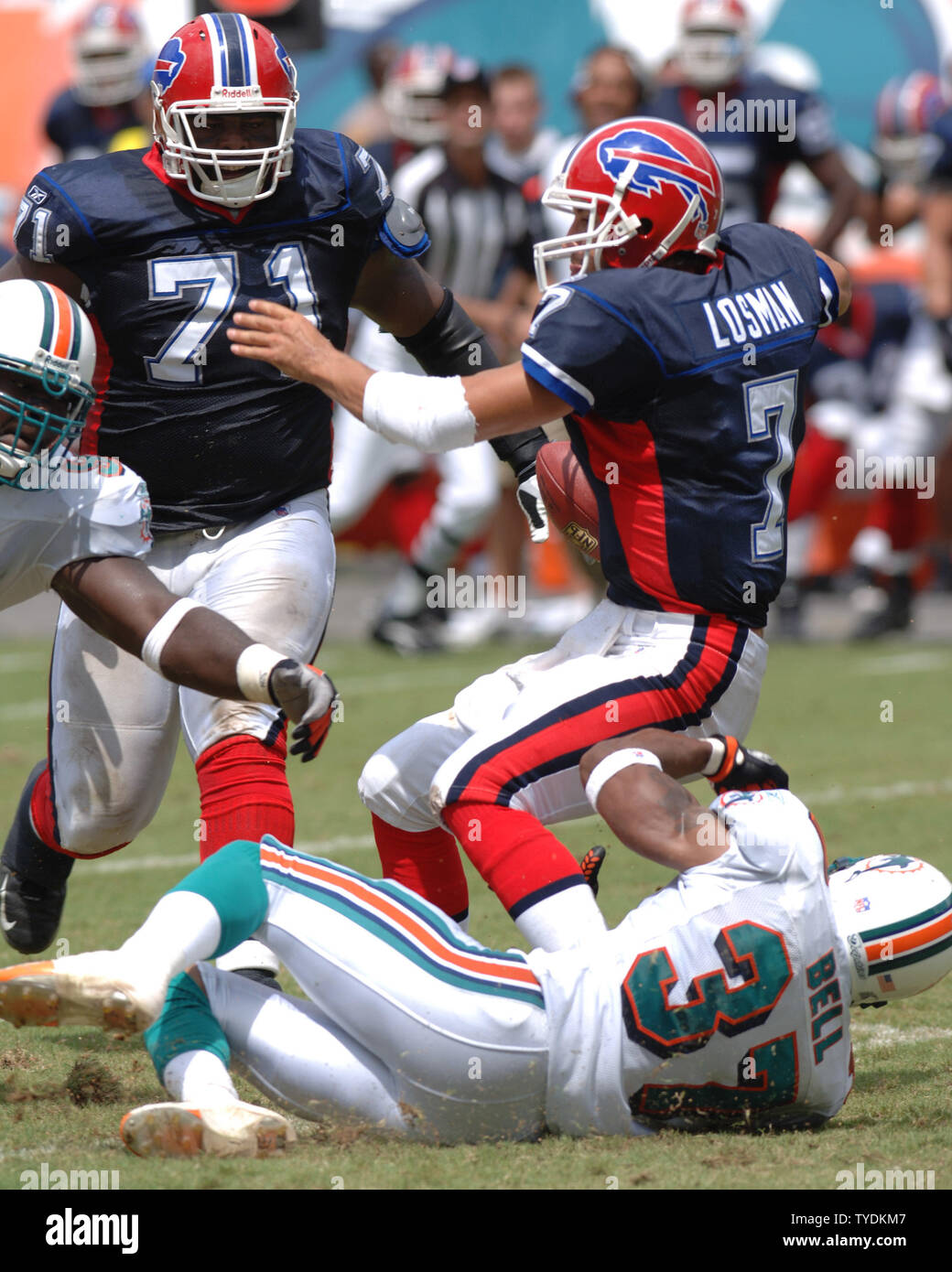 Buffalo Bills quarterback JP Losman nach Miami Dolphins Sicherheit Yeremiah Bell im ersten Halbjahr NFL Tätigkeit an der Miami Dolphins Stadium in Miami, Florida, am 17. September 2006 brachte. (UPI Foto/Larry Marano) Stockfoto