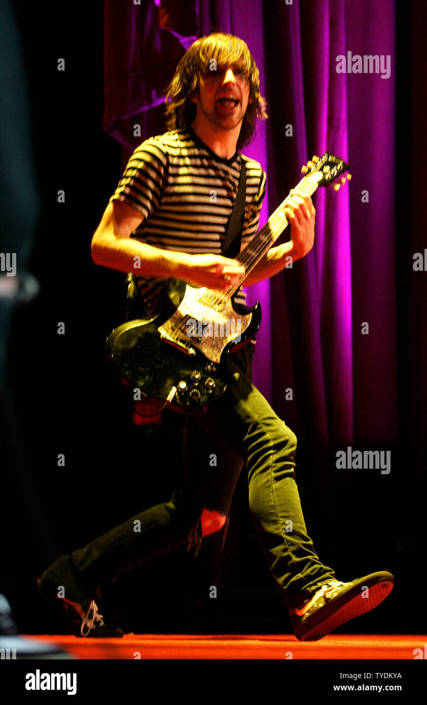 Mike Kennerty der All American Rejects führt im Konzert an der Universität von Miami BankUnited Zentrum in Coral Gables, Florida am 15. November 2006. (UPI Foto/Michael Busch) Stockfoto