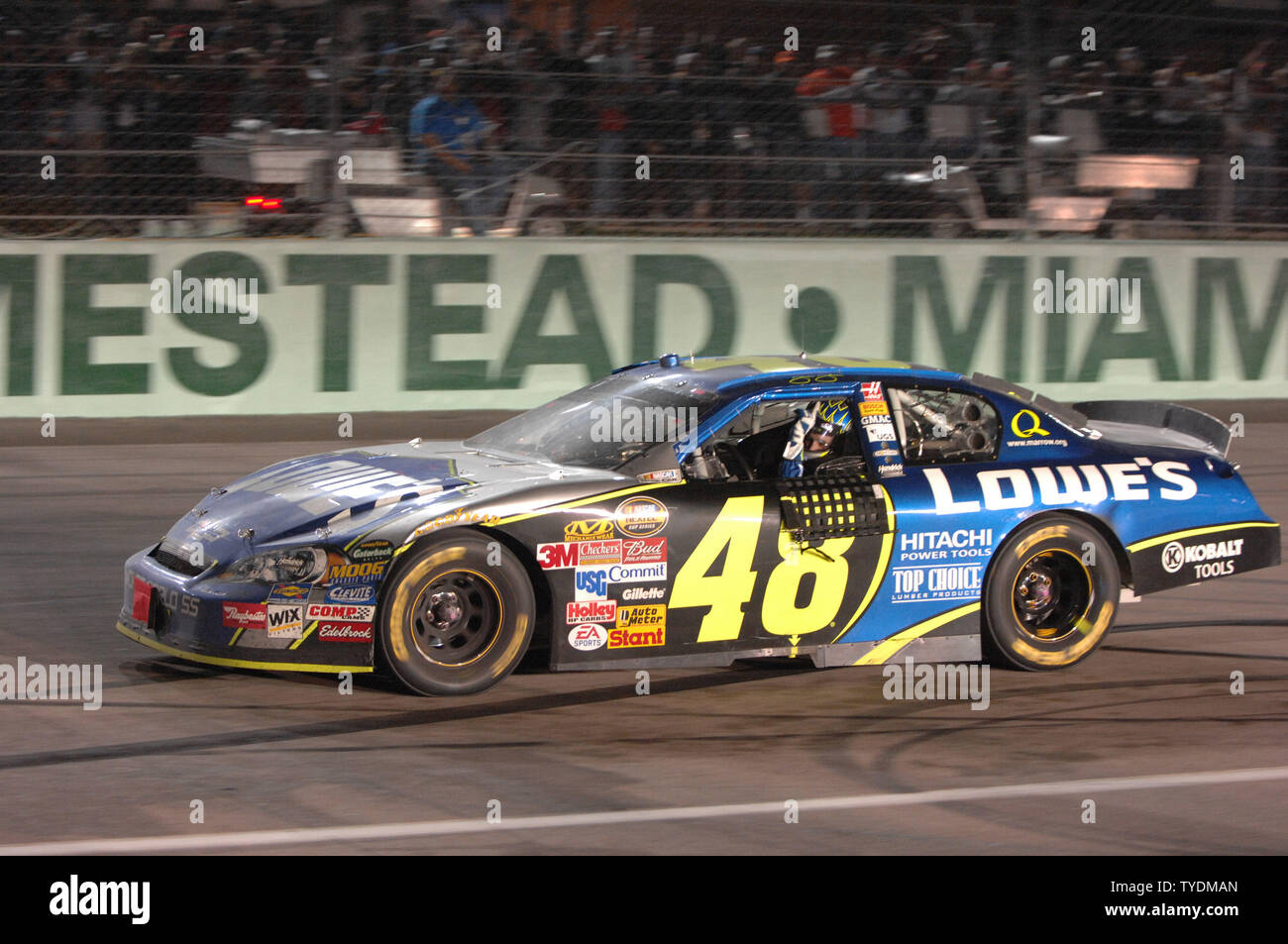 Jimmie Johnson feiert den Gewinn der Nextel Cup 2006 bei Homestead-Miami Speedway in Homestead, Florida am 19. November 2006. (UPI Foto/Larry Marano) Stockfoto