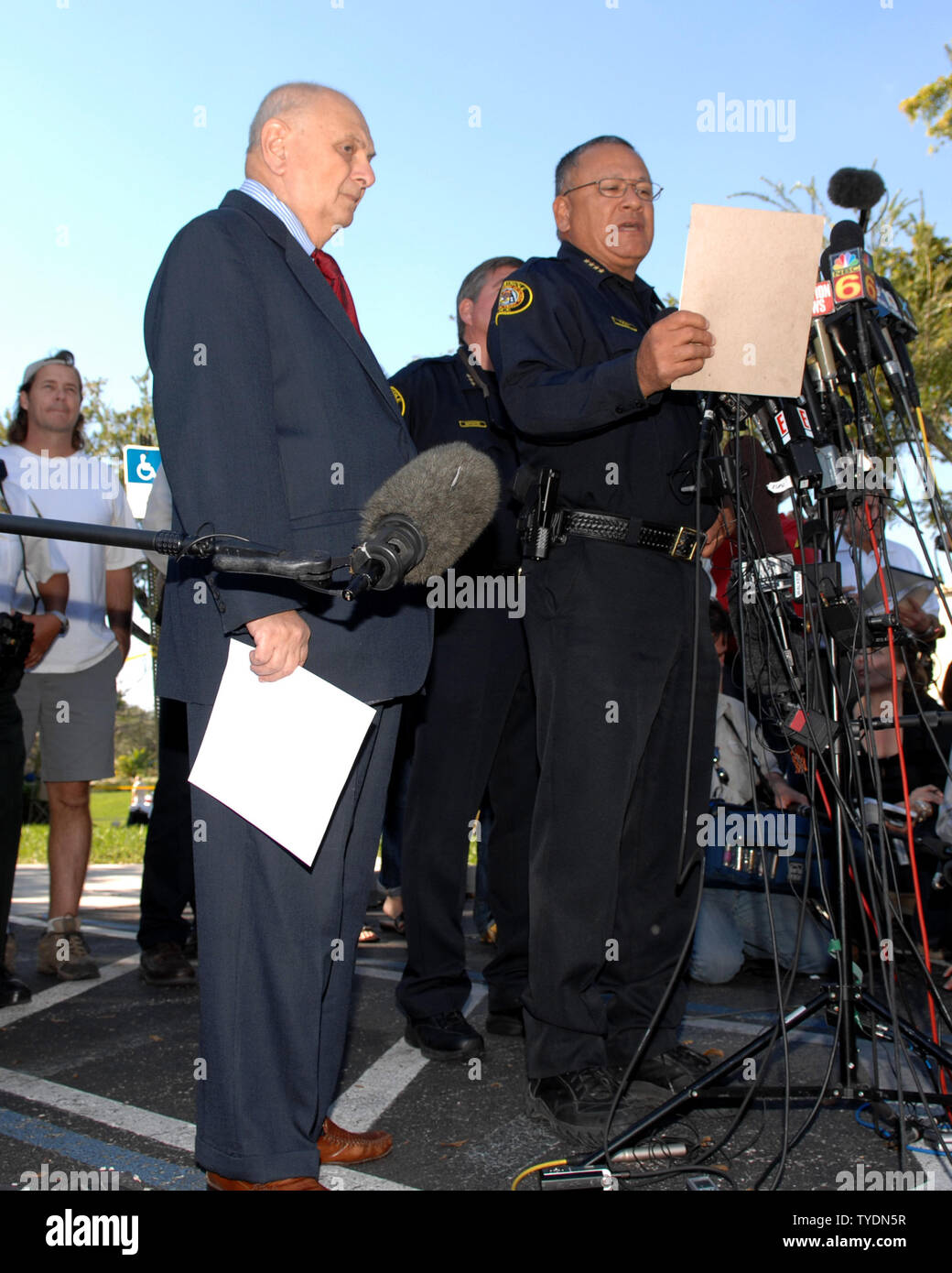 Broward County Medical Examiner Dr. Joshua Perper (L) und Seminole Polizeichef Charlie Tiger sprechen auf einer Pressekonferenz nach einer 6-stündigen Autopsie auf Anna Nicole Smith, der 8. Februar nach dem Zuklappen am Seminole Hard Rock Hotel und Kasino, in Hollywood, Florida am 9. Februar 2007 starb. Es gab keine Anzeichen einer Überdosierung, keine Hinweise auf ein Verbrechen, kein großes Trauma auf Ihren Körper, und nur verschreibungspflichtige Medikamente in ihrem System gefunden wurden. Die Toxikologie Berichte wird von 3 bis 5 Wochen dauern, bis die Ursache des Todes zu bestimmen. (UPI Foto/Larry Marano) Stockfoto