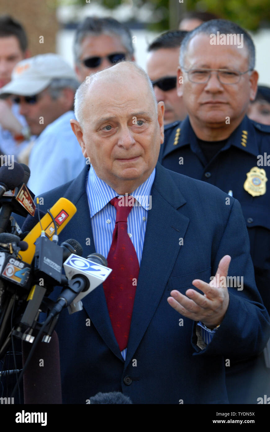 Broward County Medical Examiner Dr. Joshua Perper (L) und Seminole Polizeichef Charlie Tiger sprechen auf einer Pressekonferenz nach einer 6-stündigen Autopsie auf Anna Nicole Smith, der 8. Februar nach dem Zuklappen am Seminole Hard Rock Hotel und Kasino, in Hollywood, Florida am 9. Februar 2007 starb. Es gab keine Anzeichen einer Überdosierung, keine Hinweise auf ein Verbrechen, kein großes Trauma auf Ihren Körper, und nur verschreibungspflichtige Medikamente in ihrem System gefunden wurden. Die Toxikologie Berichte wird von 3 bis 5 Wochen dauern, bis die Ursache des Todes zu bestimmen. (UPI Foto/Larry Marano) Stockfoto