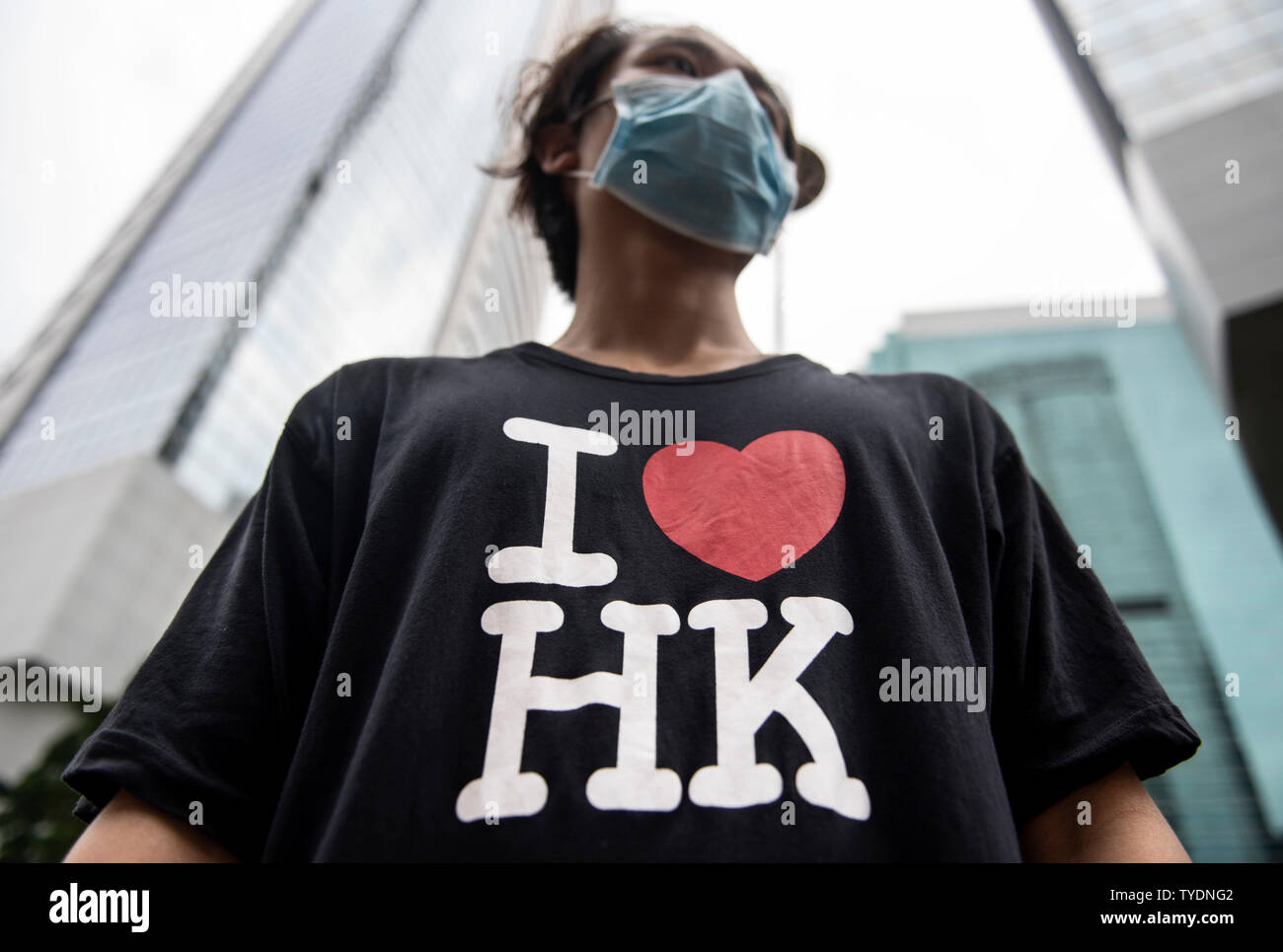 Ein Demonstrant, der ein schwarzes T-Shirt Geschrieben am Ich liebe Hongkong nimmt Teil während der Demonstration. Aktivisten protestieren gegen die Auslieferung Bill sammelte, um die verschiedenen Nation Botschaften und Konsulate das Problem mit dem chinesischen Präsidenten Xi Jinping bei den diese Woche stattfindenden G-20-Gipfel in Japan zu erhöhen. Stockfoto