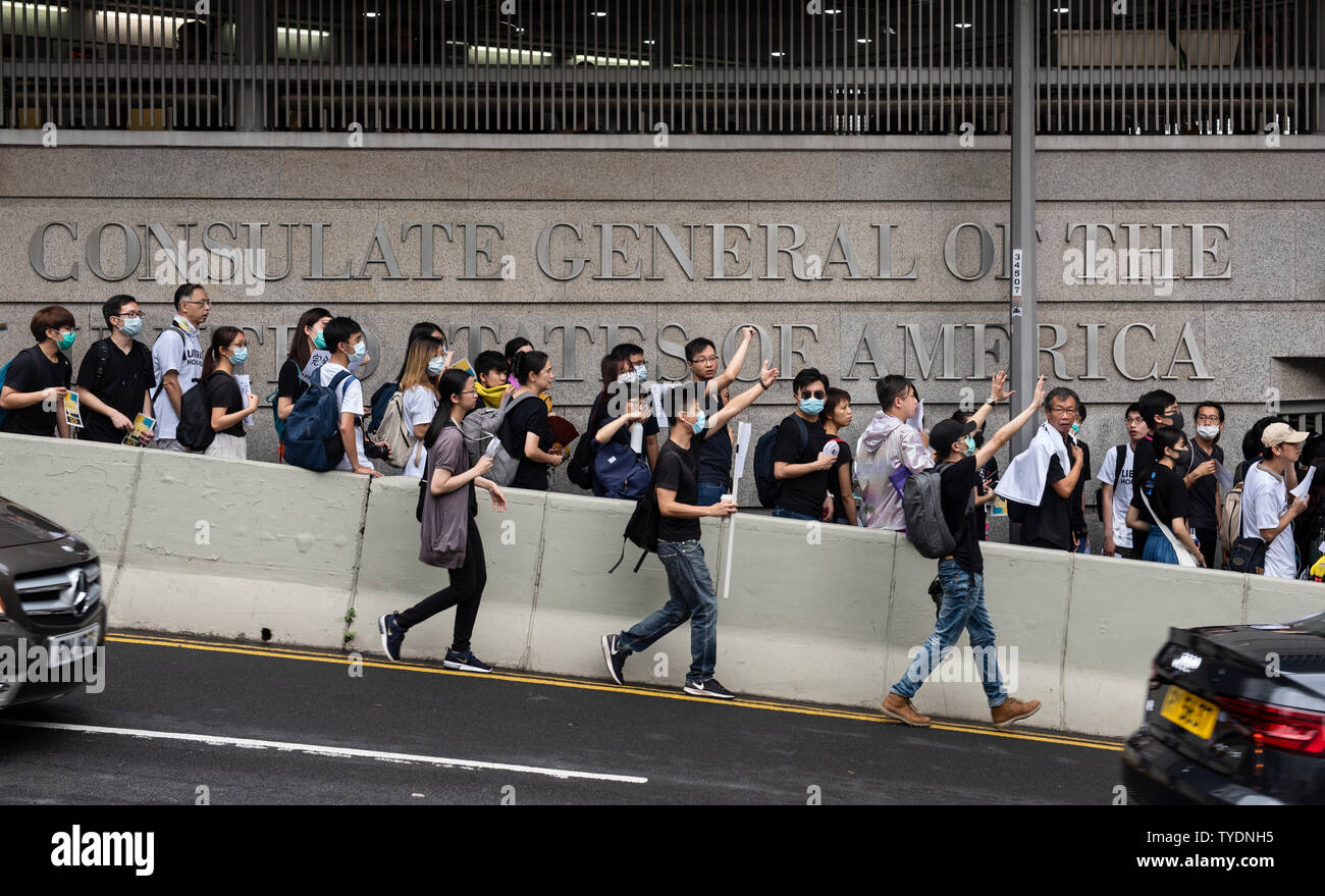 Die Demonstranten versammeln sich außerhalb des amerikanischen Generalkonsulats während der Demonstration. Aktivisten protestieren gegen die Auslieferung Bill sammelte, um die verschiedenen Nation Botschaften und Konsulate das Problem mit dem chinesischen Präsidenten Xi Jinping bei den diese Woche stattfindenden G-20-Gipfel in Japan zu erhöhen. Stockfoto