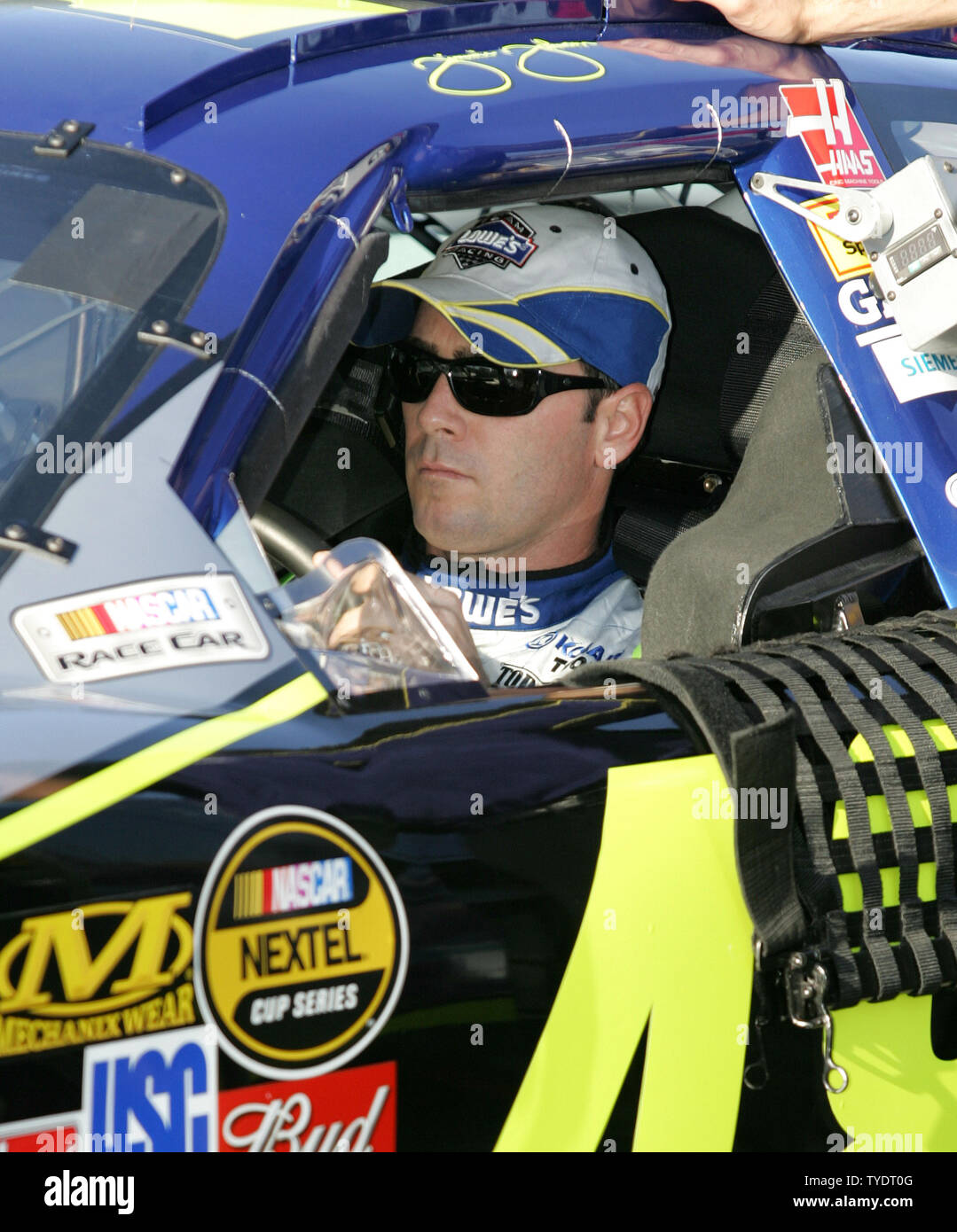 Punkte leader Jimmie Johnson wartet auf Grubestraße für seine Umdrehung für den Nextel Cup Ford 400 bei Homestead-Miami Speedway in Homestead, Florida am 16. November 2007 zu qualifizieren. (UPI Foto/Martin Fried) Stockfoto