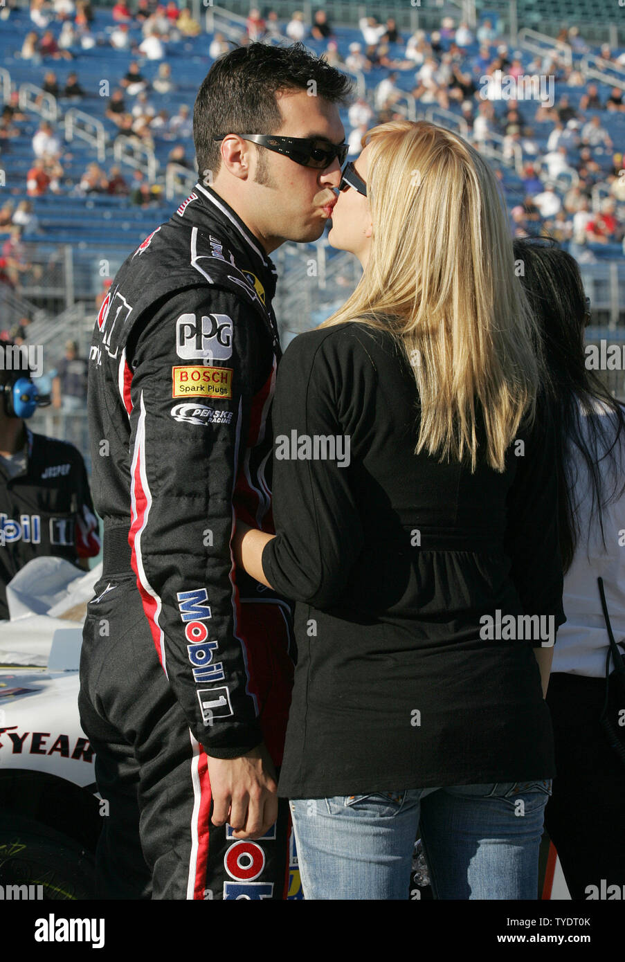 Sam Hornish jr. küsst seine Frau Crystal während für seine Umdrehung für den Nextel Cup Ford 400 bei Homestead-Miami Speedway in Homestead, Florida am 16. November 2007 zu qualifizieren. (UPI Foto/Martin Fried) Stockfoto